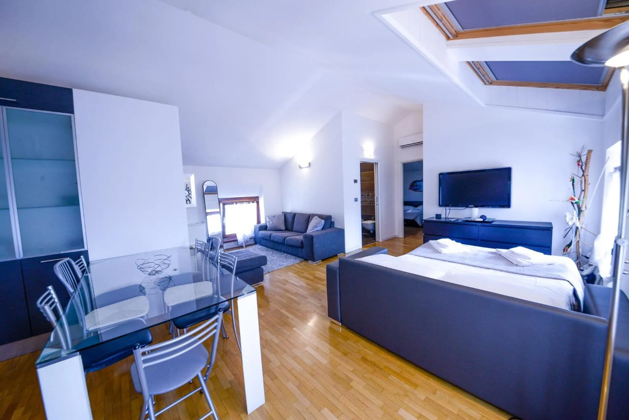 Two-Bedroom Apartment in 1Dest - King Of The Lake