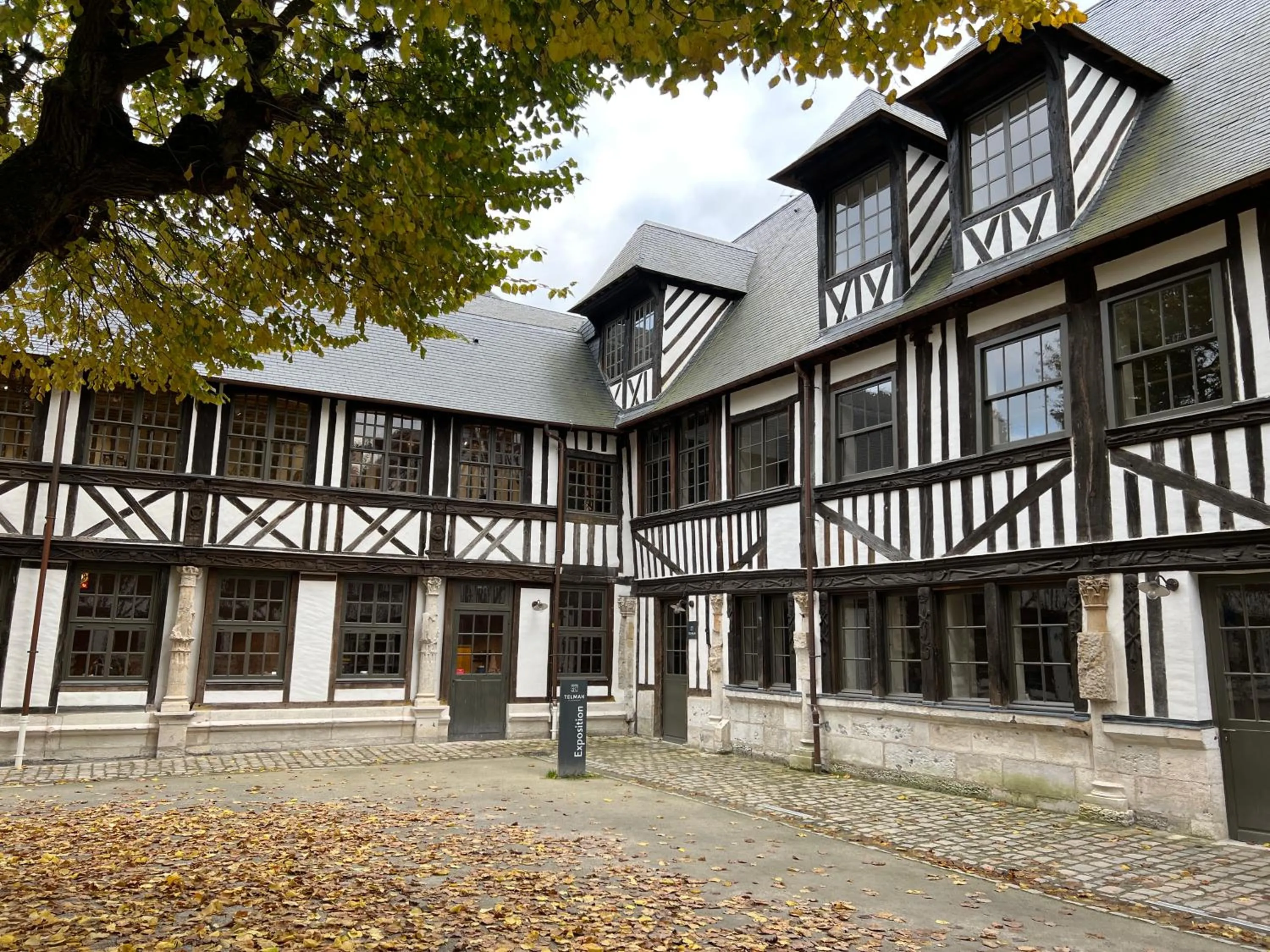 Nearby landmark in Hotel Dandy Rouen centre