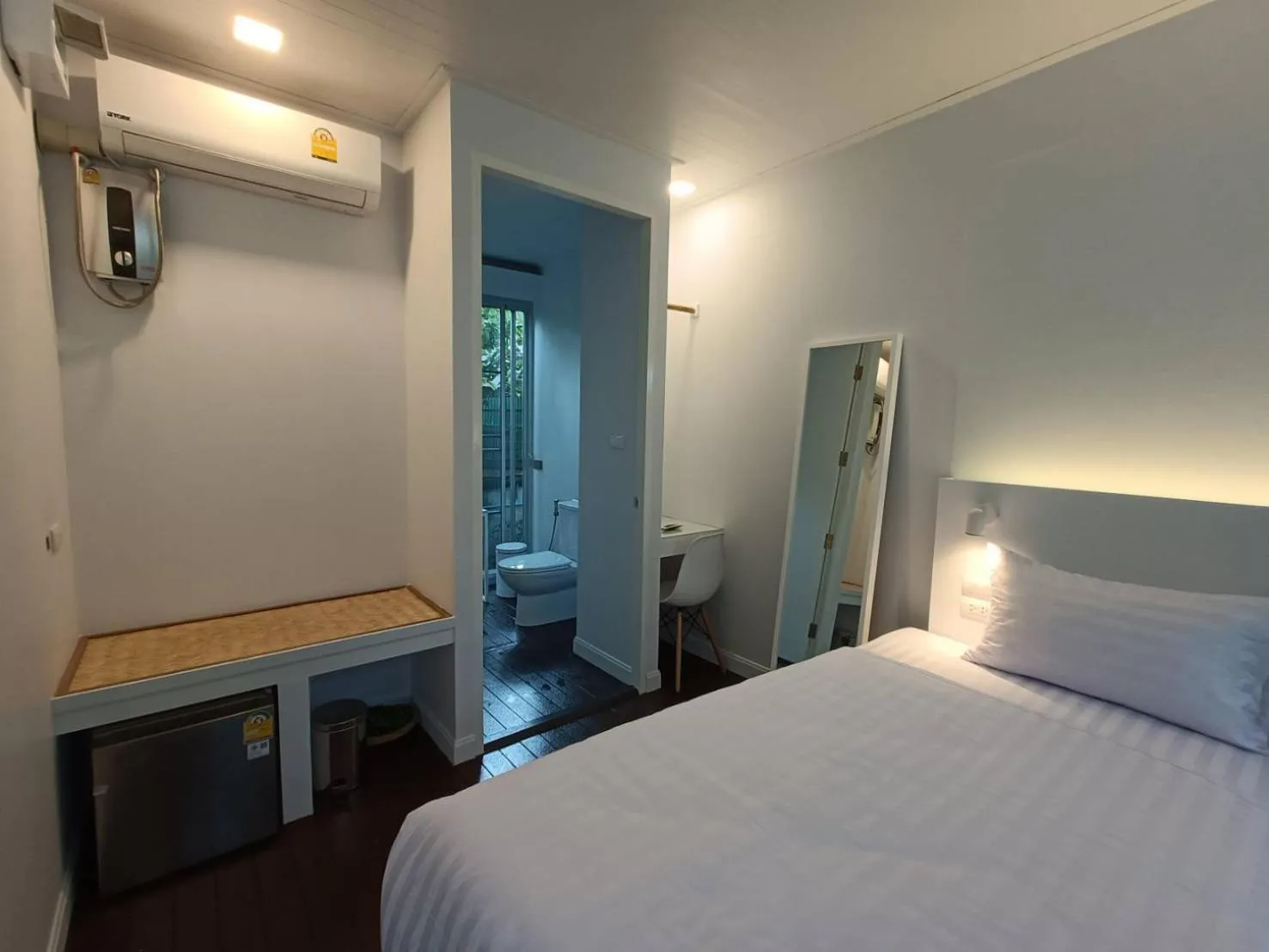 Photo of the whole room, Bed in Cochet