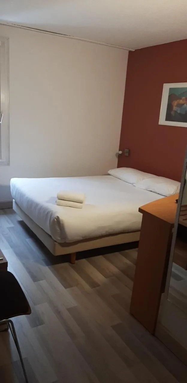 Bedroom, Bed in Hotel Primo Colmar Centre