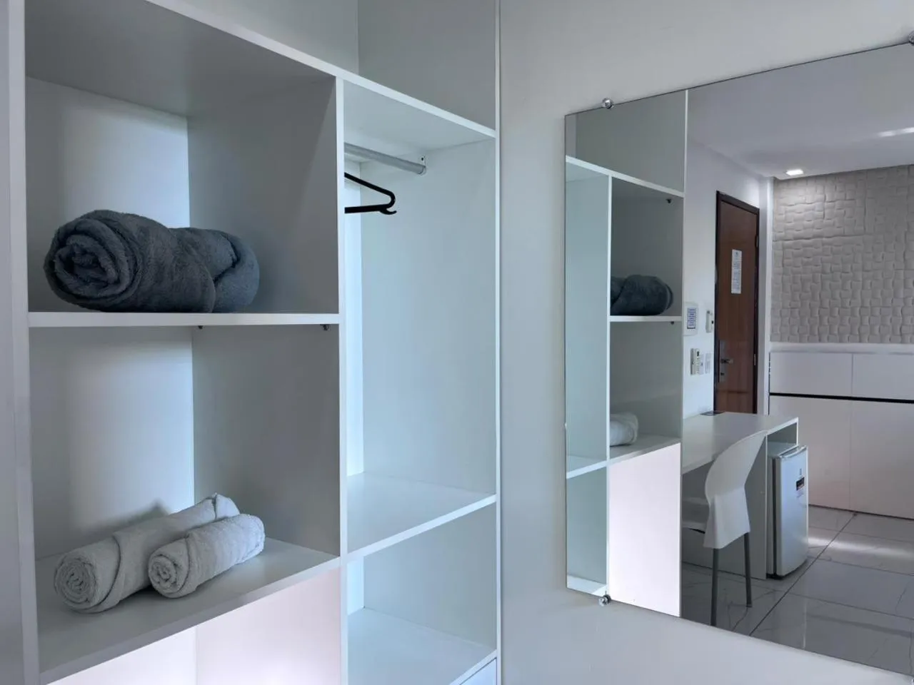 wardrobe in Goiana Palace Hotel - Fácil Acesso a Fábrica da JEEP, KLABIN, HEMOBRÁS, VIVIX