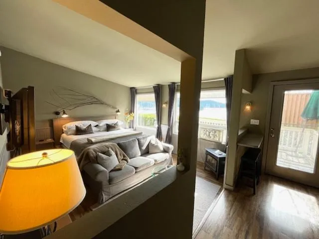 Bed in Kingfish at West Sound