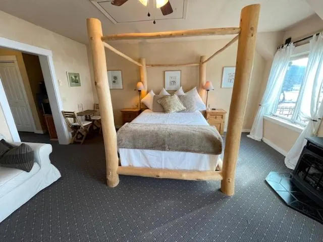 Bed in Kingfish at West Sound