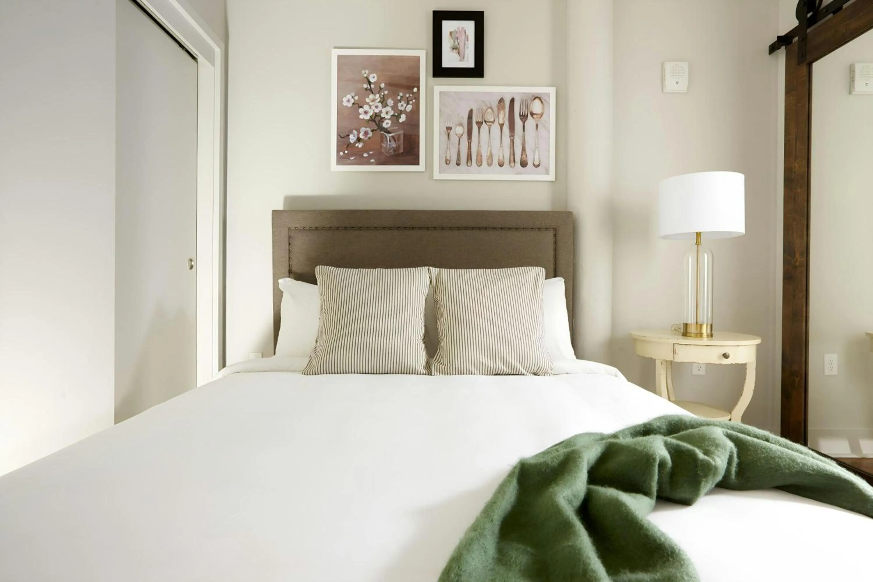 Bedroom, Bed in Sonder by Marriott Bonvoy The Broughton Apartments Historic District