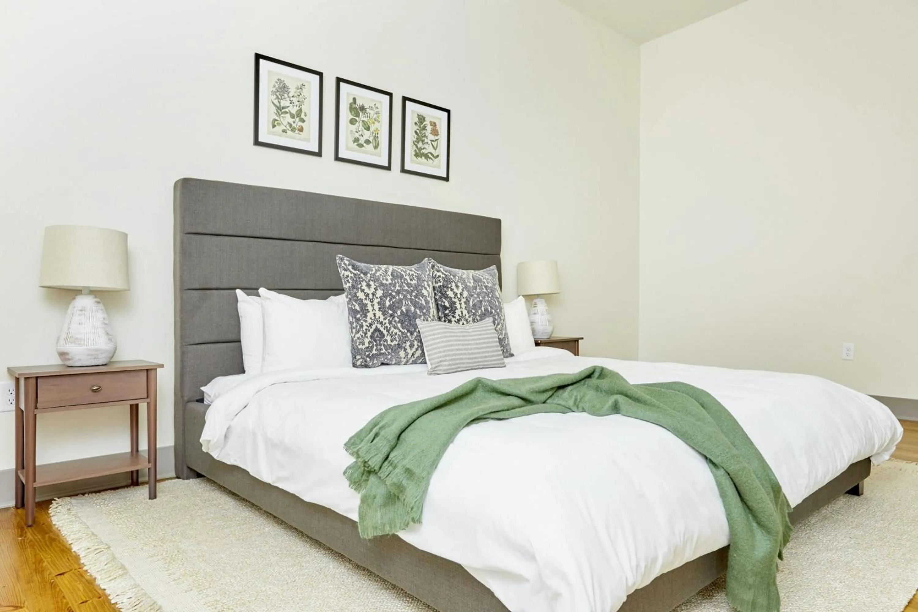 Bedroom, Bed in Sonder by Marriott Bonvoy The Broughton Apartments Historic District