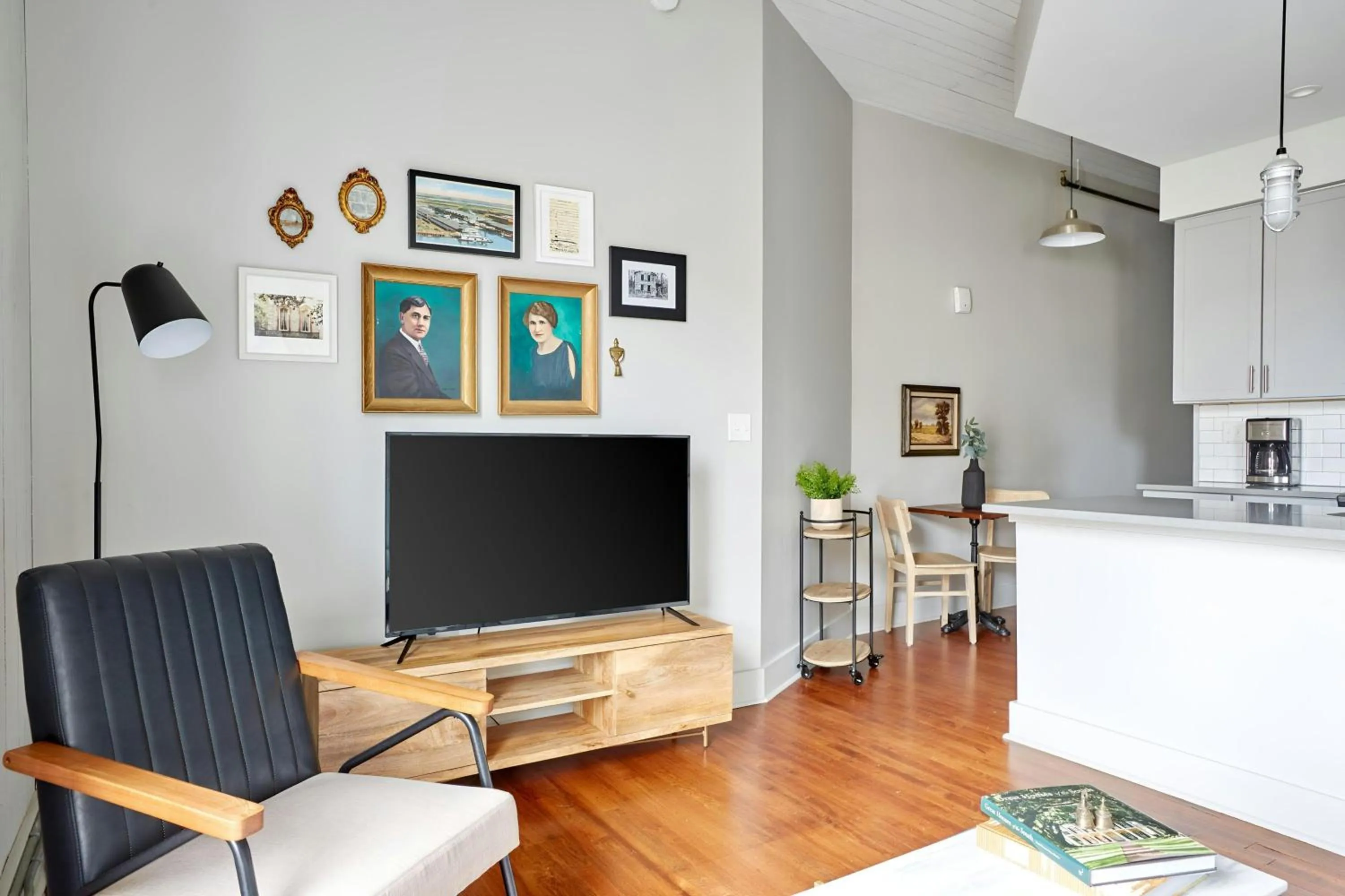 Living room in Sonder by Marriott Bonvoy The Broughton Apartments Historic District