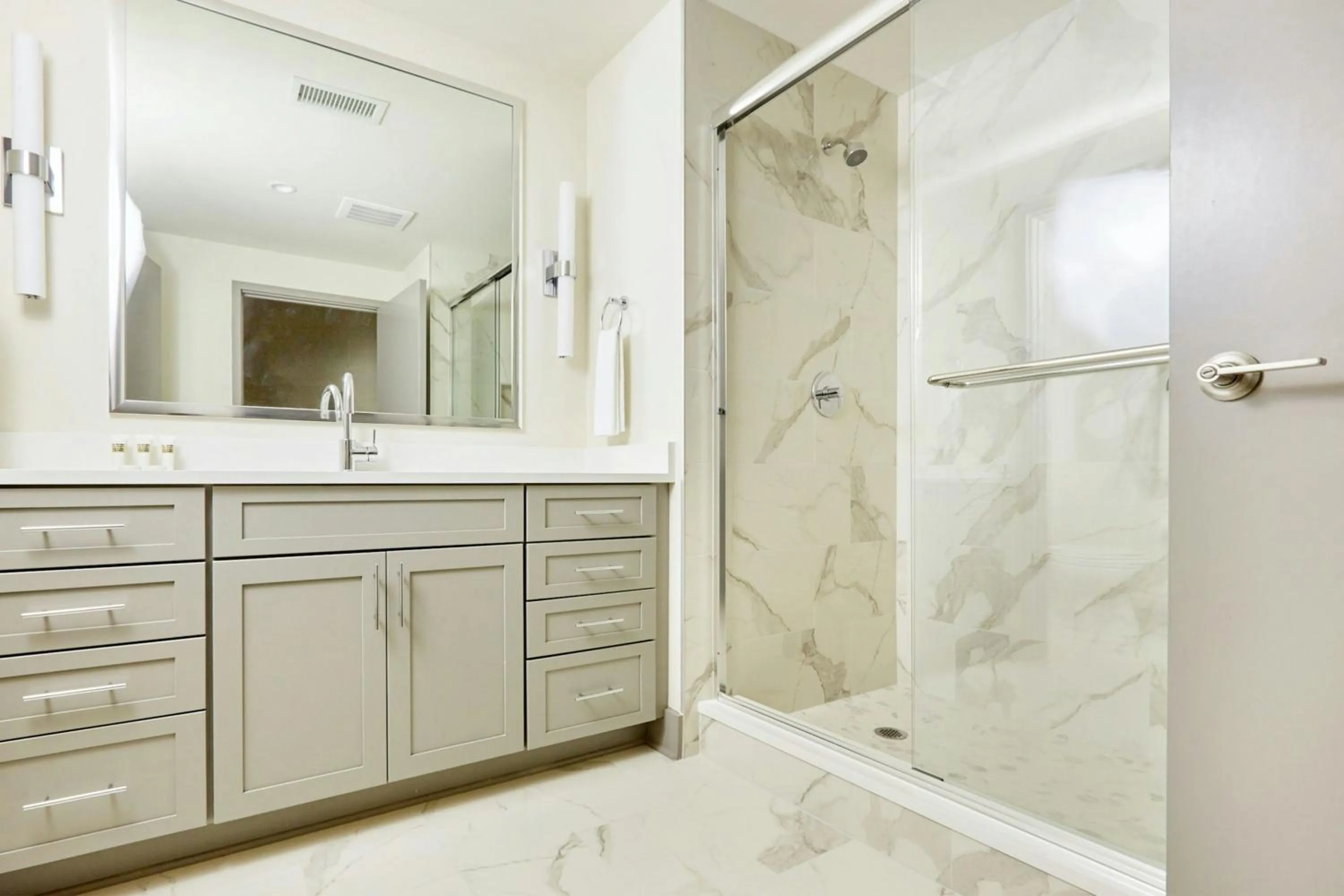 Bathroom in Sonder by Marriott Bonvoy The Broughton Apartments Historic District