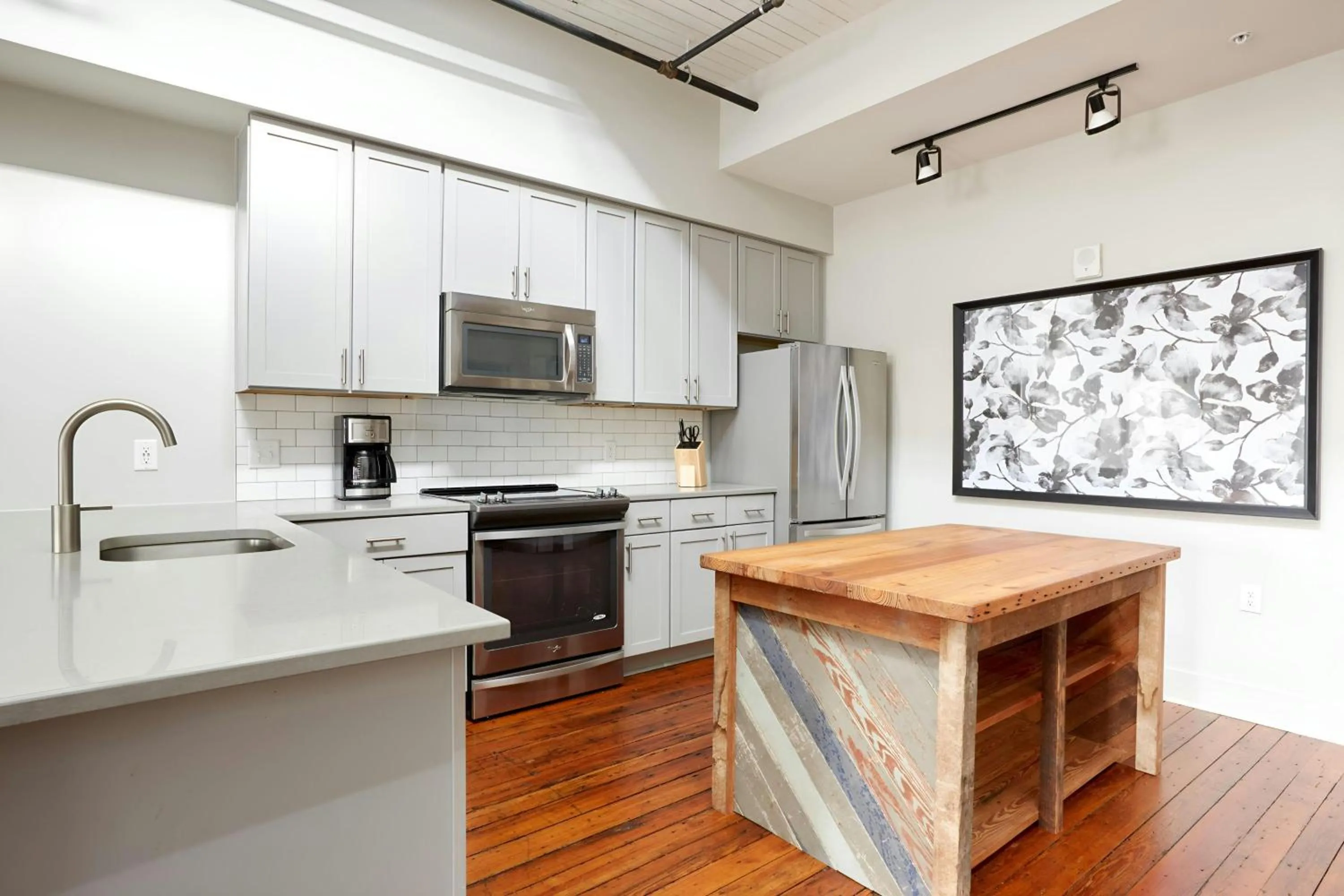 Kitchen or kitchenette in Sonder by Marriott Bonvoy The Broughton Apartments Historic District