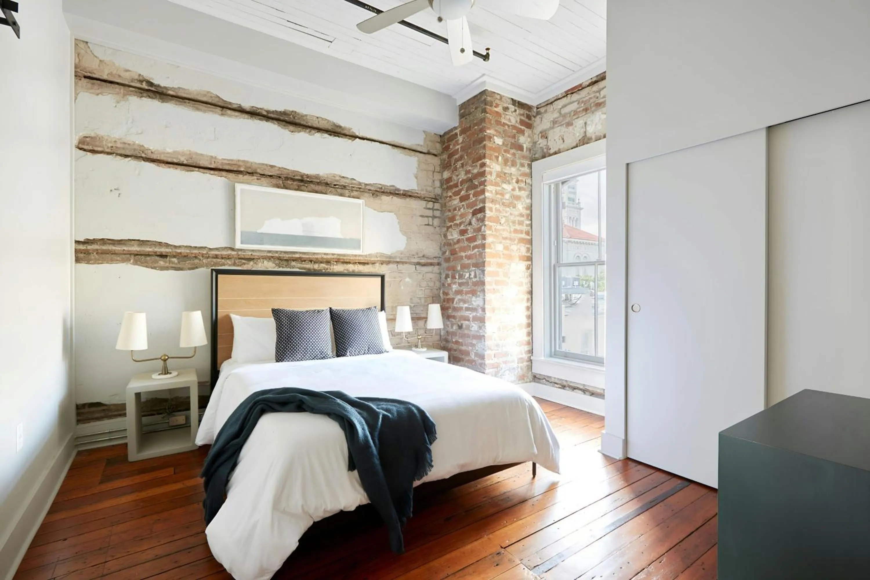 Bedroom, Bed in Sonder by Marriott Bonvoy The Broughton Apartments Historic District