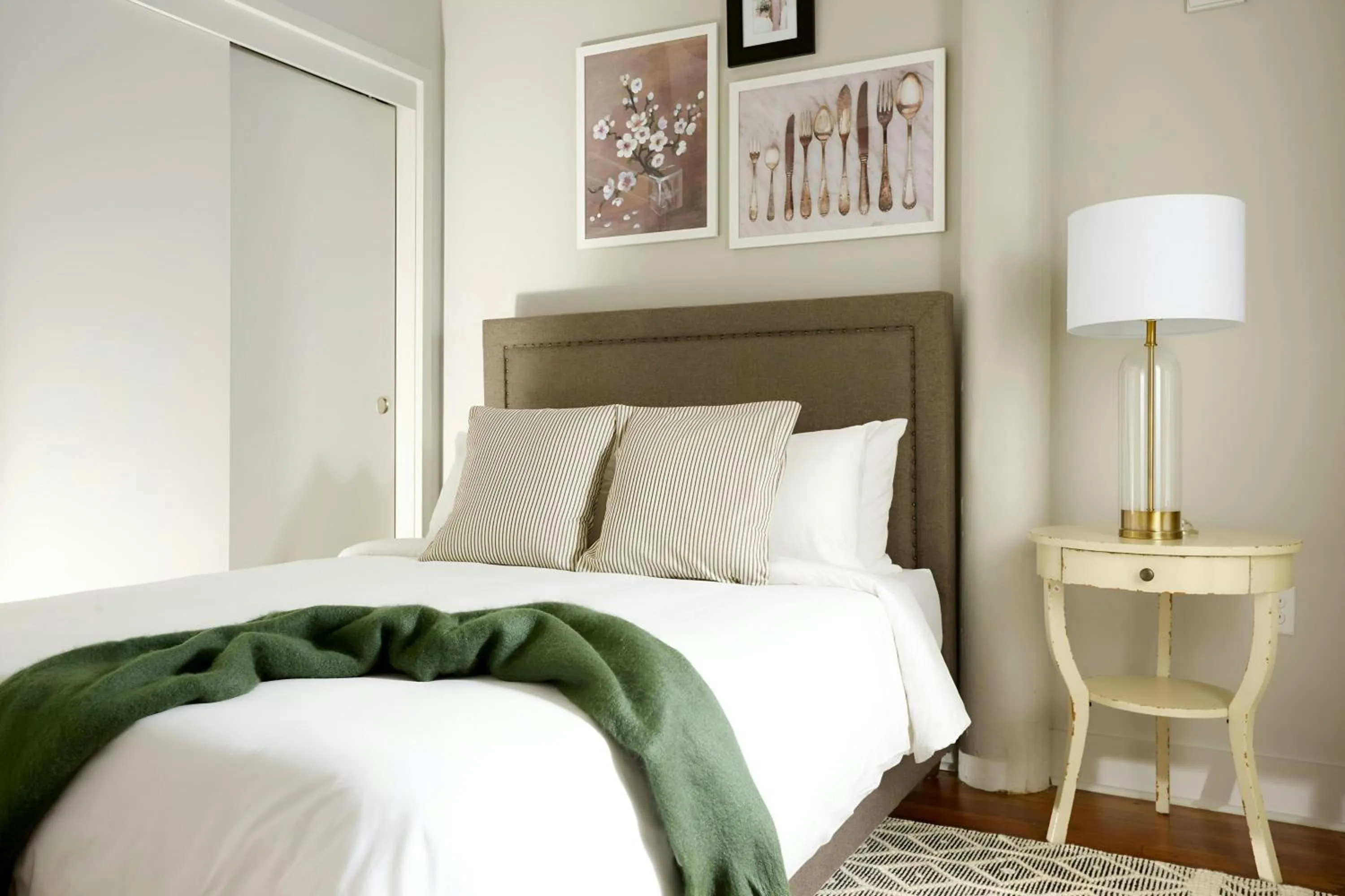 Bedroom, Bed in Sonder by Marriott Bonvoy The Broughton Apartments Historic District