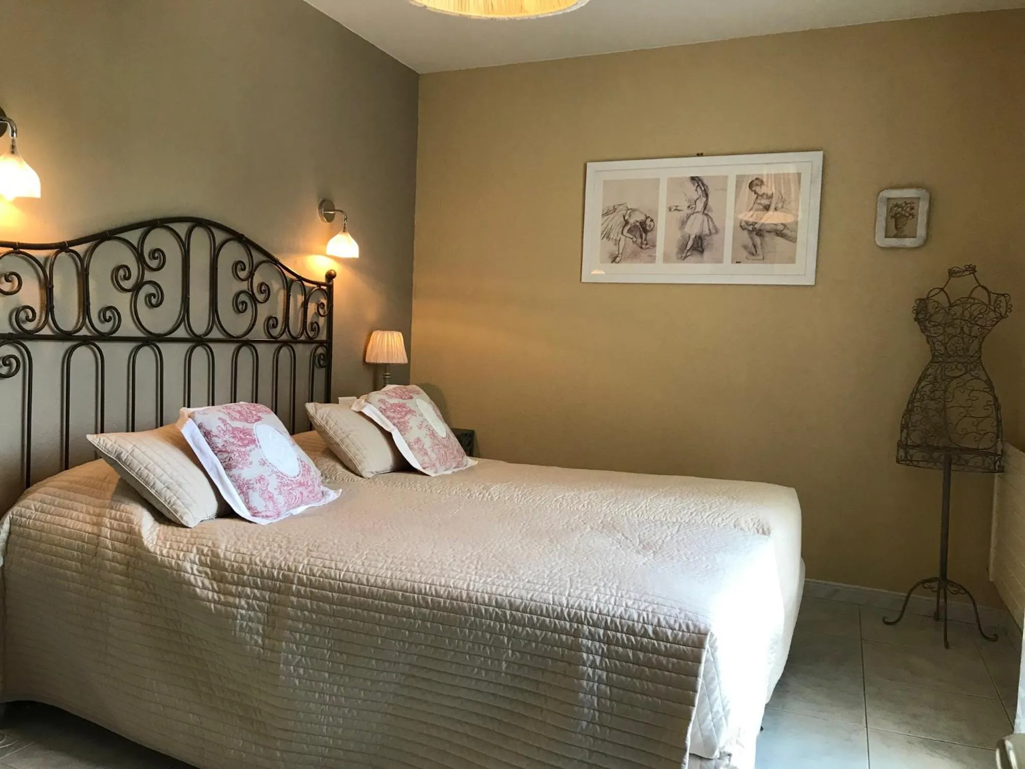 Twin Room with Terrace in Logis Hôtel Le Manoir - Luberon