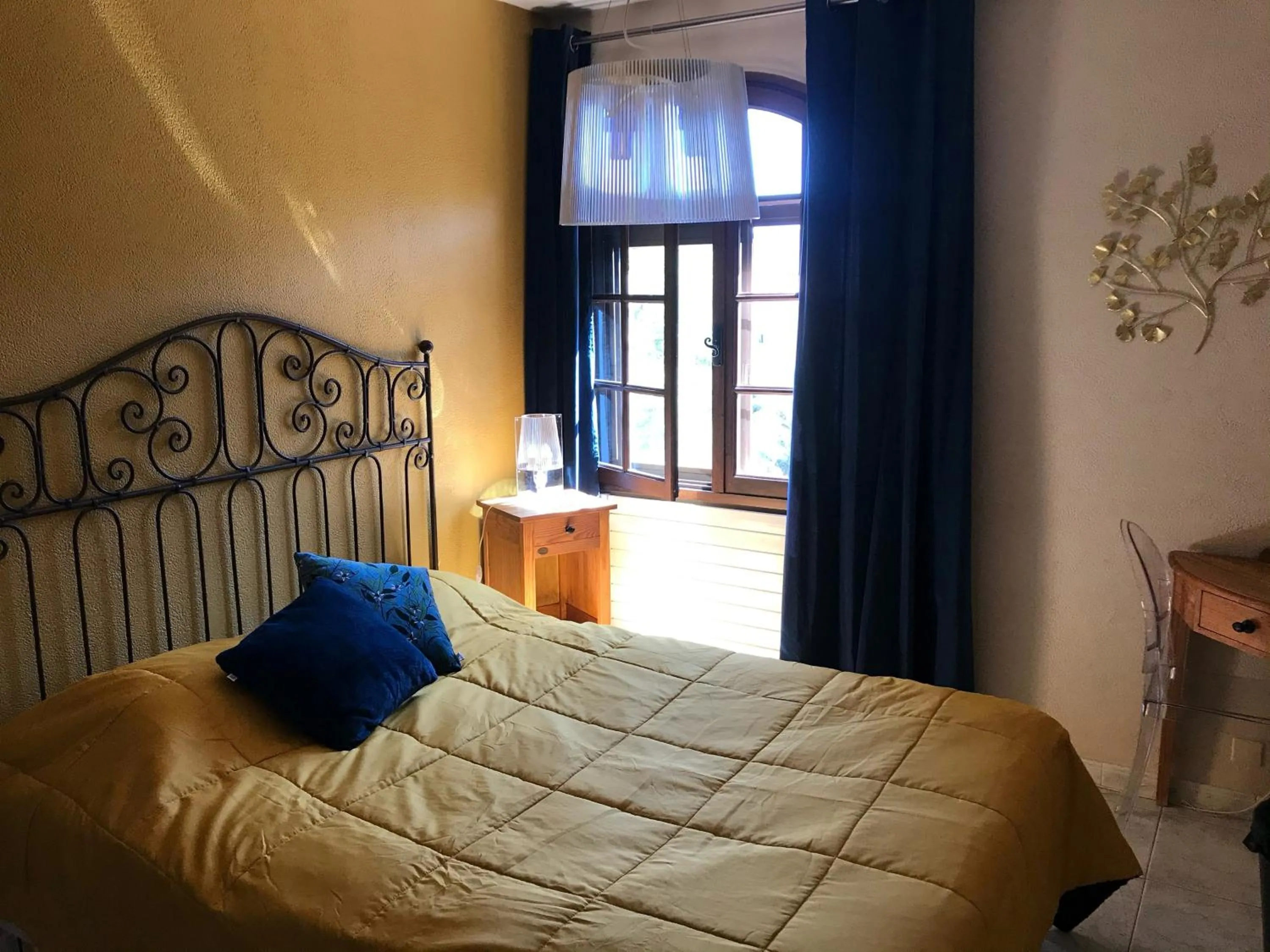 Economy Single Room in Logis Hôtel Le Manoir - Luberon