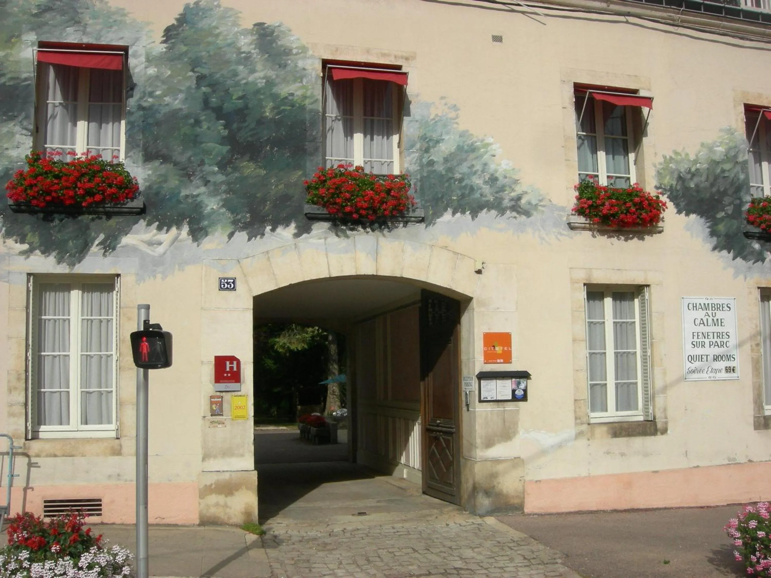 Facade/entrance in Cit'Hotel Avallon Vauban