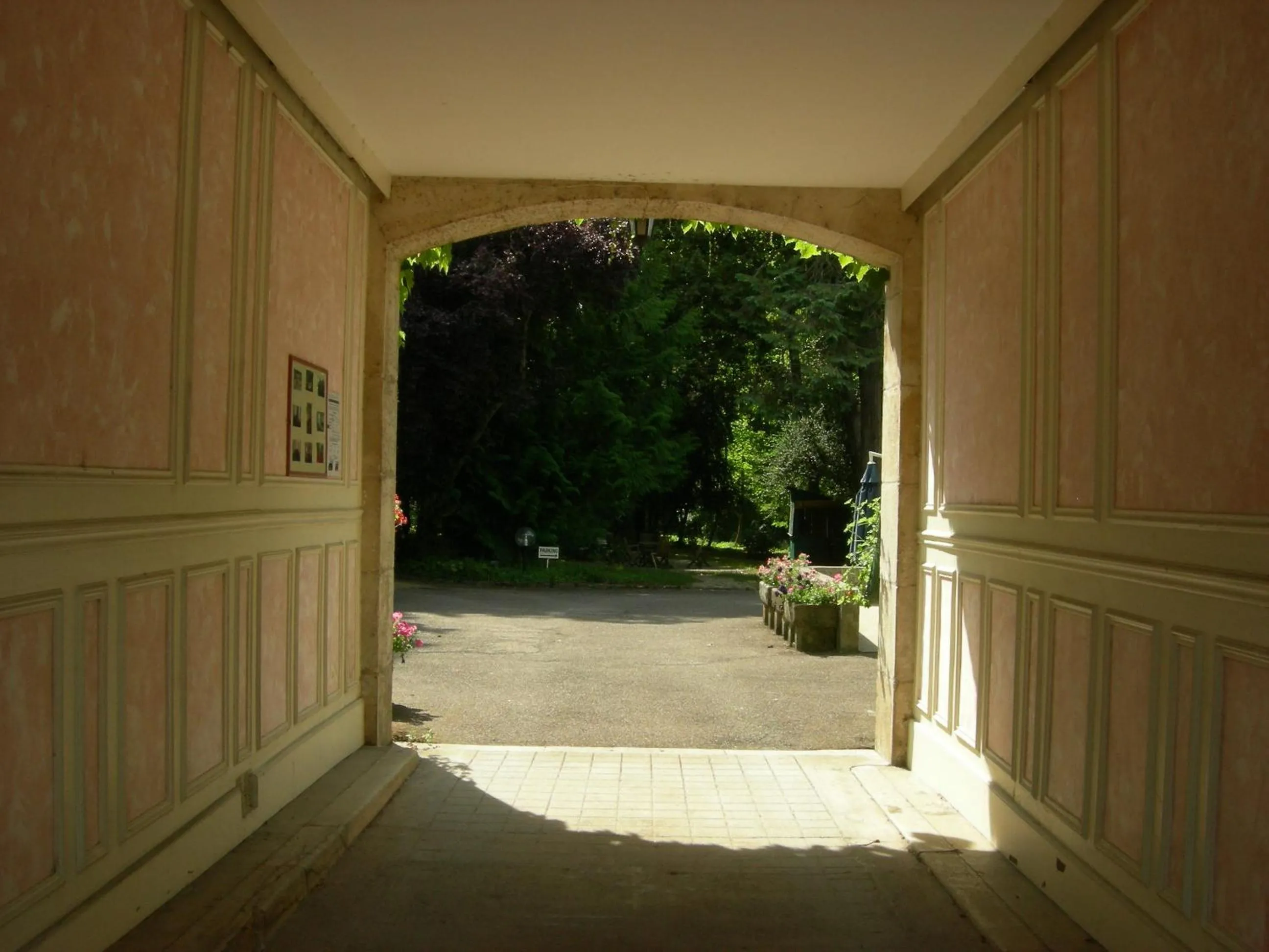 Facade/entrance in Cit'Hotel Avallon Vauban