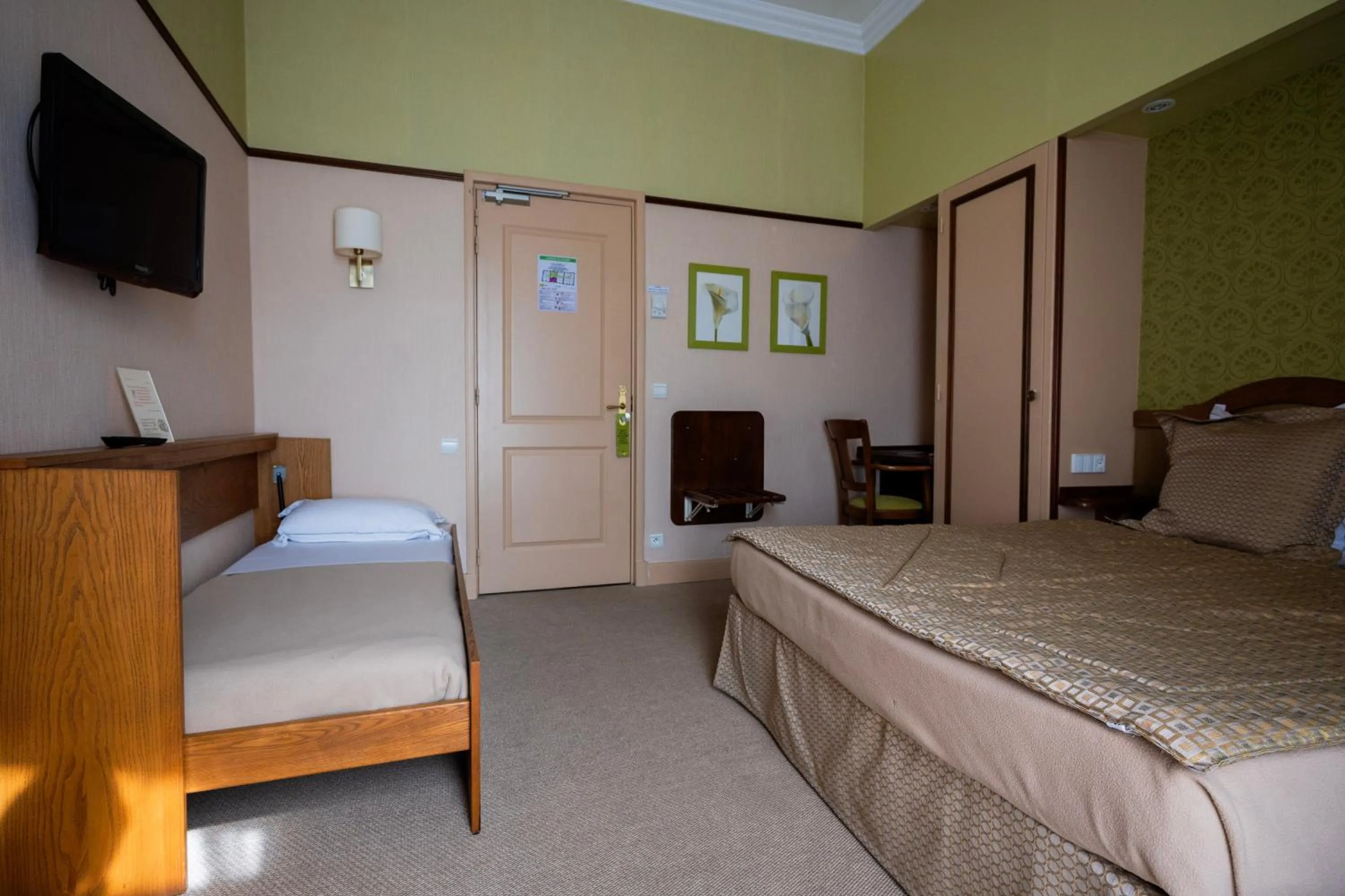 Bed in Cit'Hotel Sphinx - Hotel