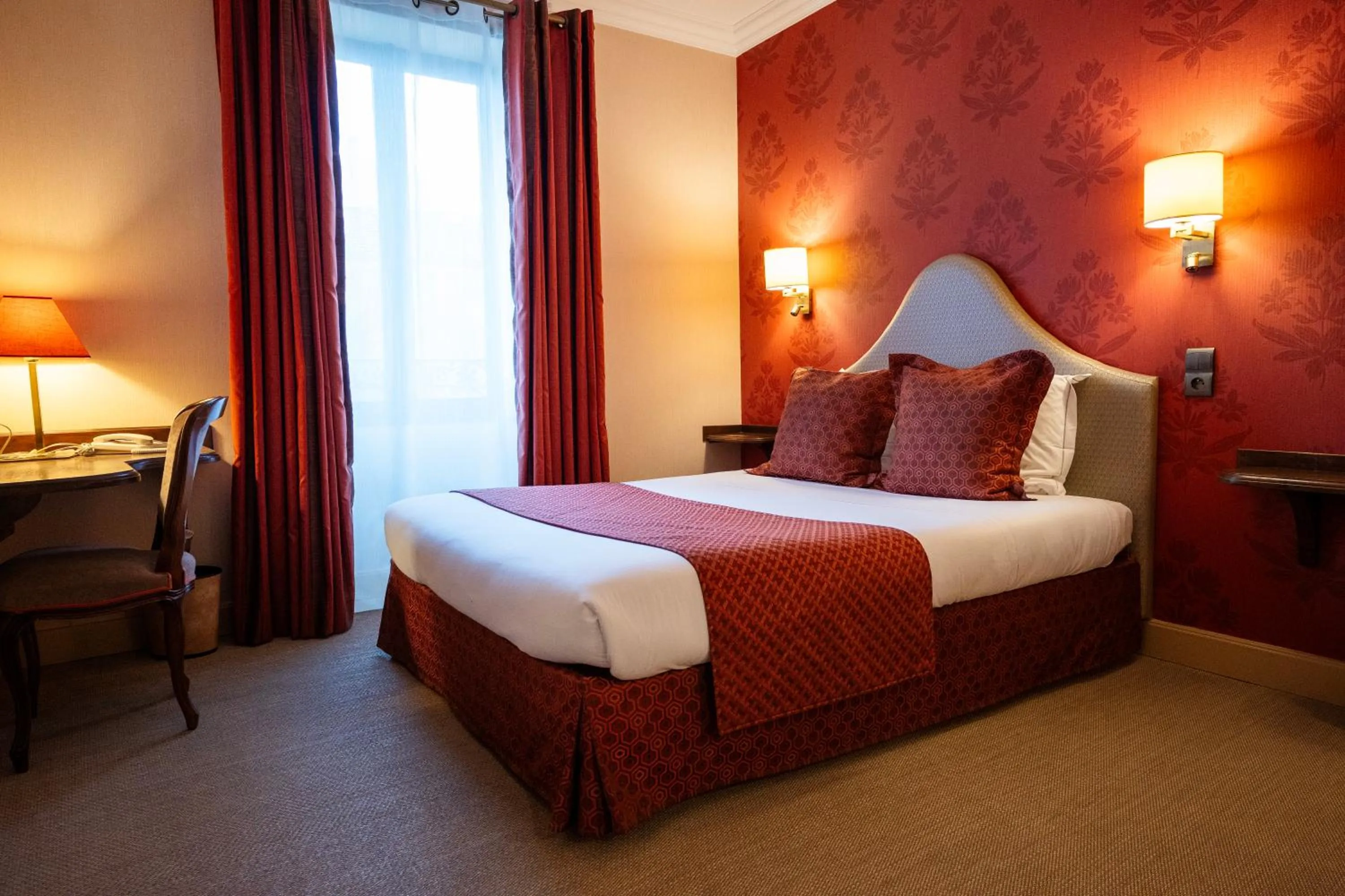 Bed in Cit'Hotel Sphinx - Hotel