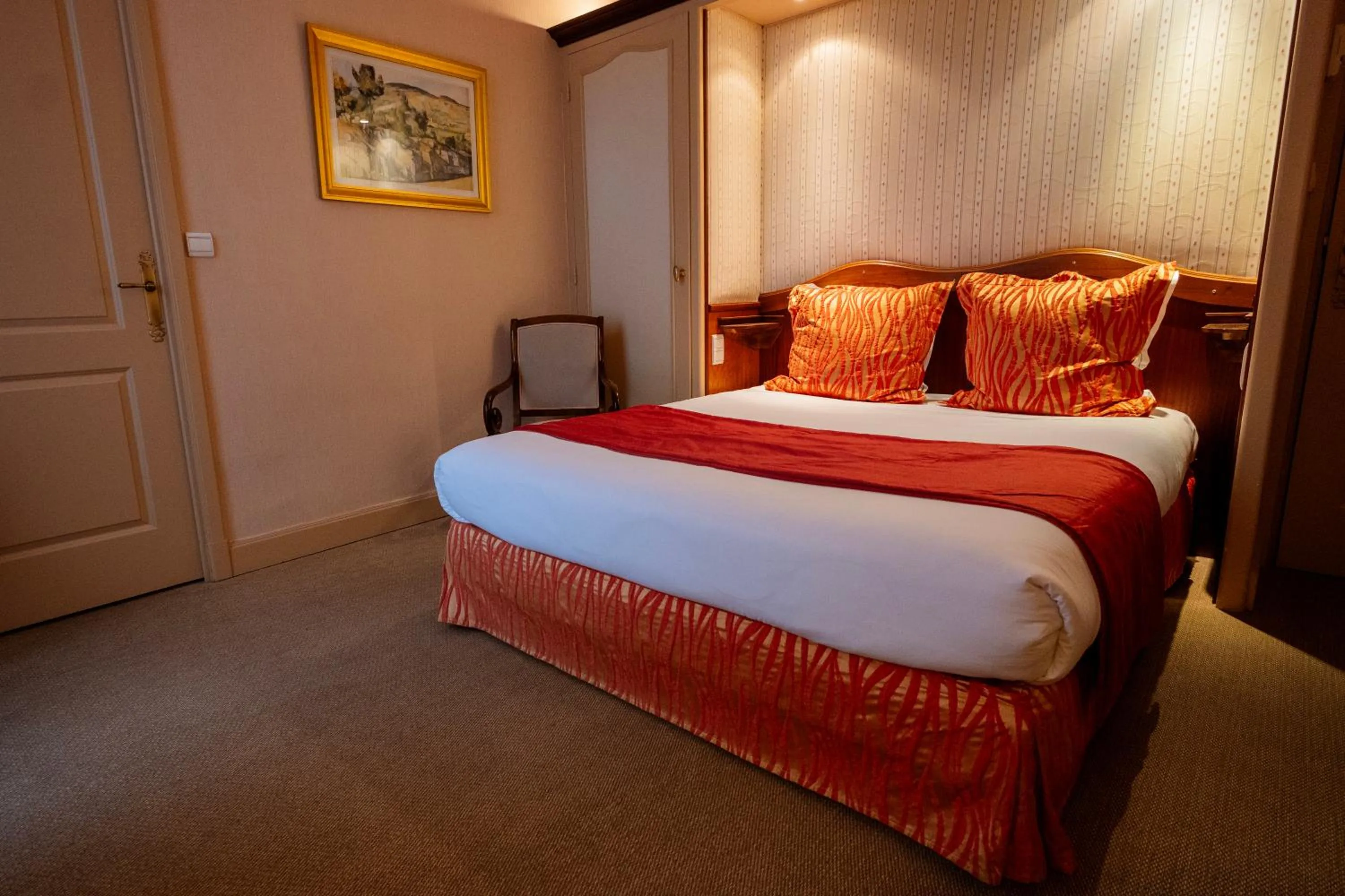 Bed in Cit'Hotel Sphinx - Hotel