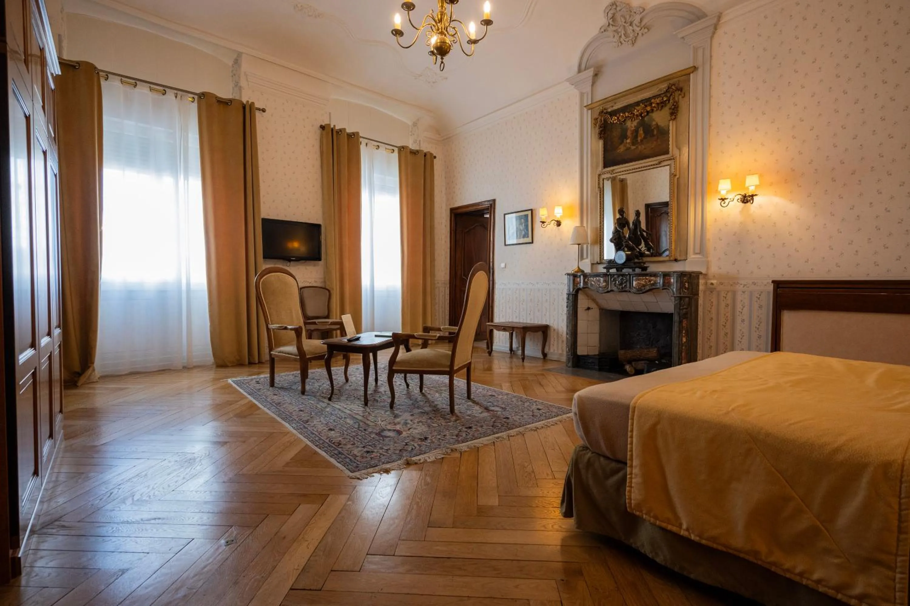 Bed in Cit'Hotel Sphinx - Hotel