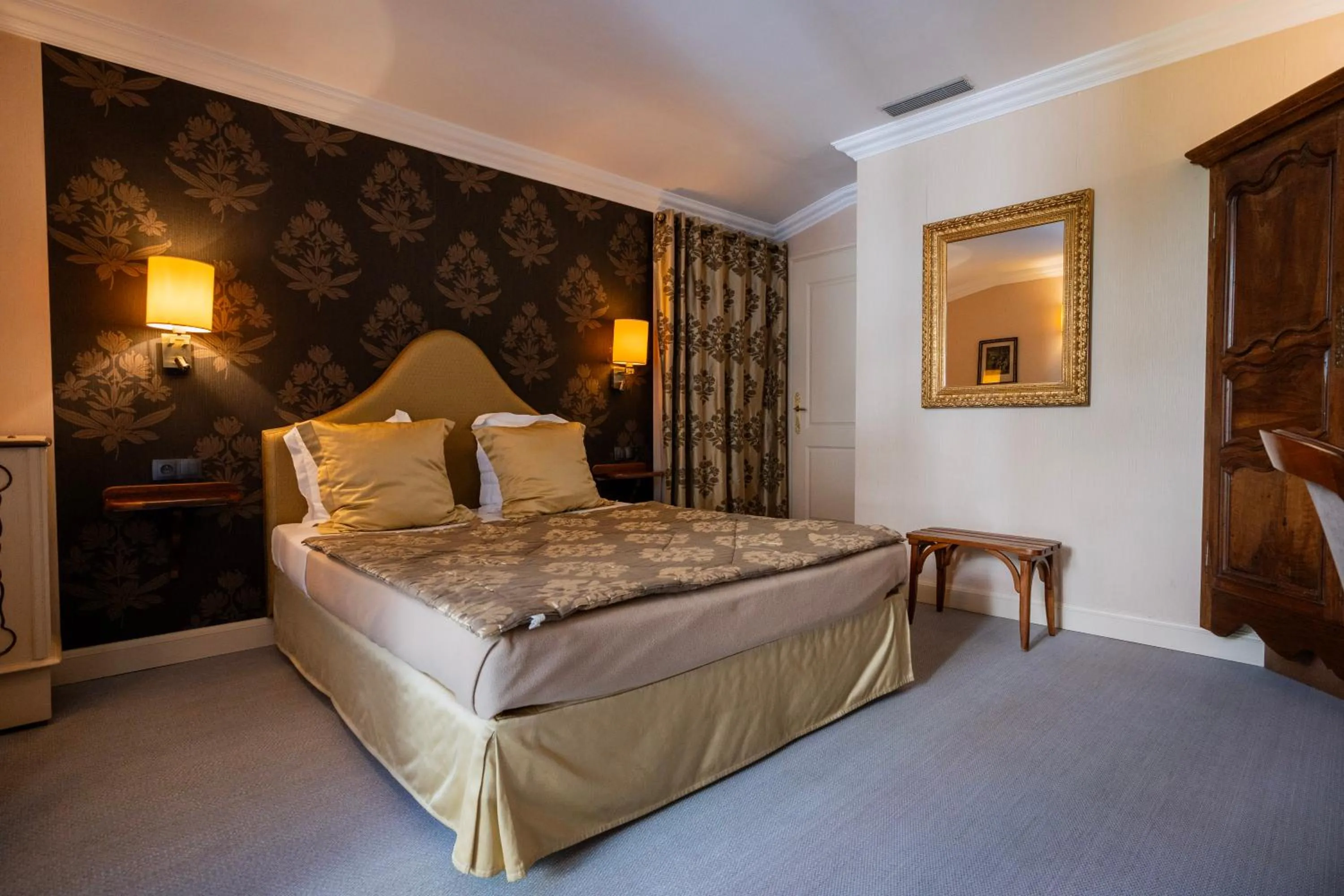 Bed in Cit'Hotel Sphinx - Hotel