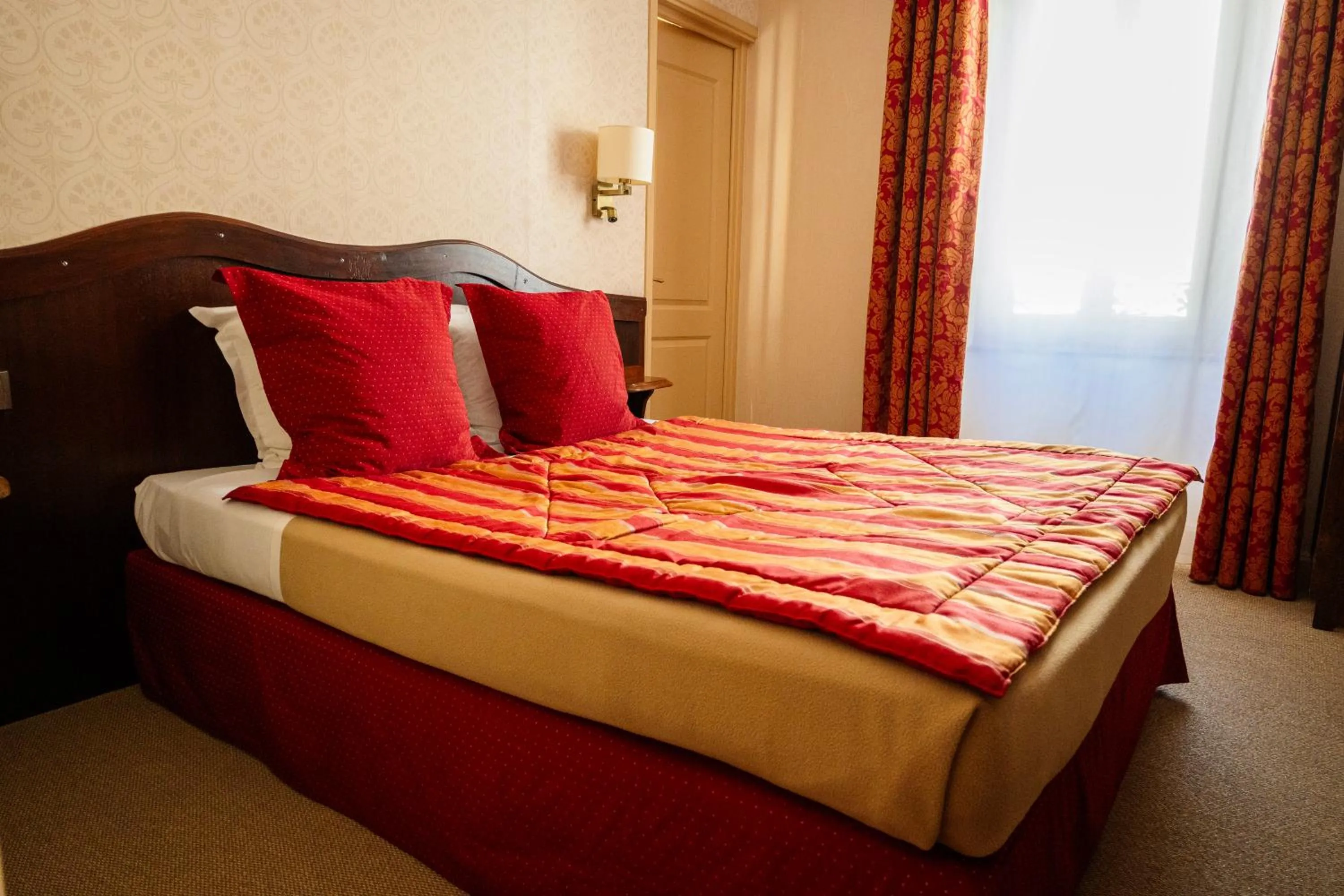 Bed in Cit'Hotel Sphinx - Hotel