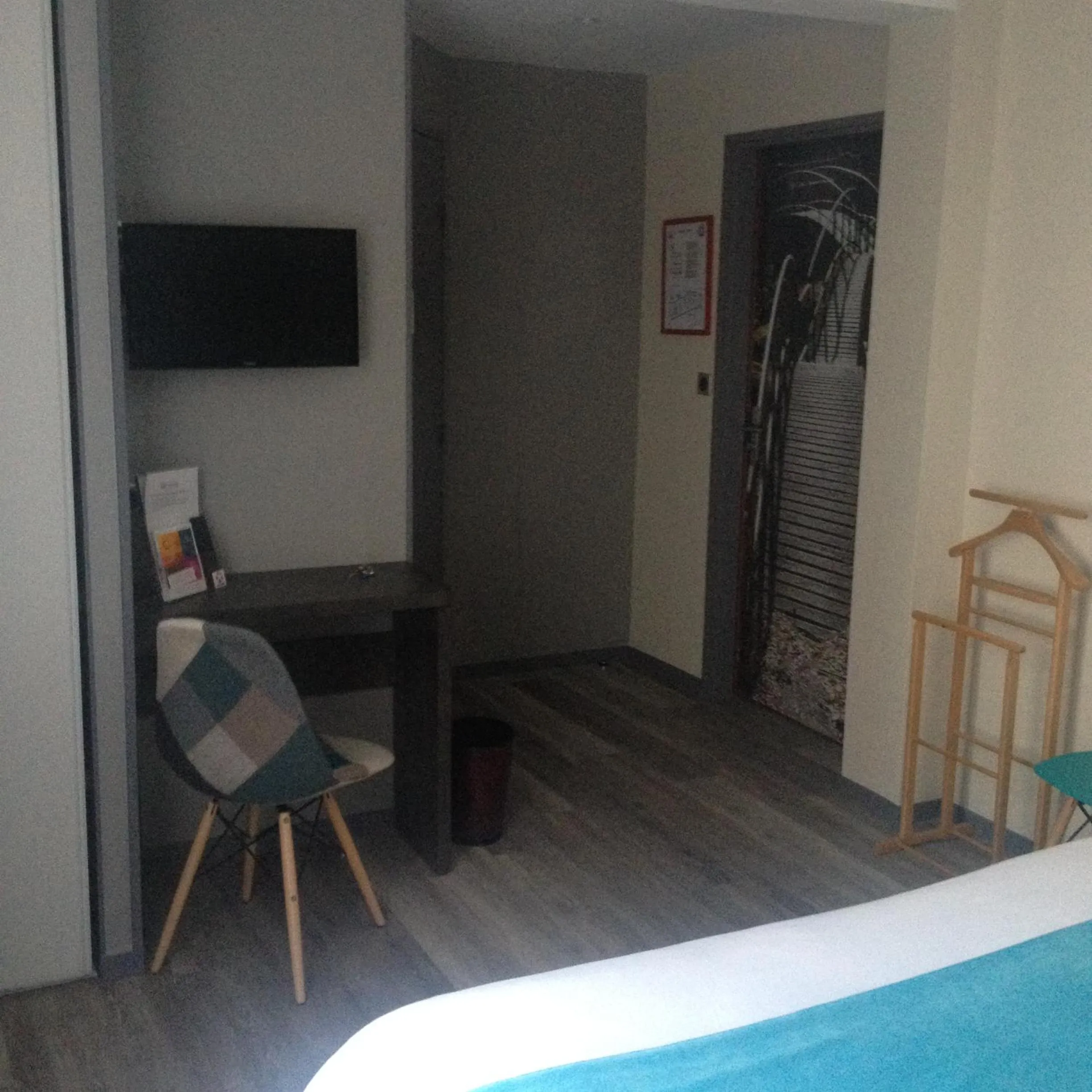 Bedroom, Bed in The Originals City, Hôtel Le Boeuf Rouge, Saint-Junien