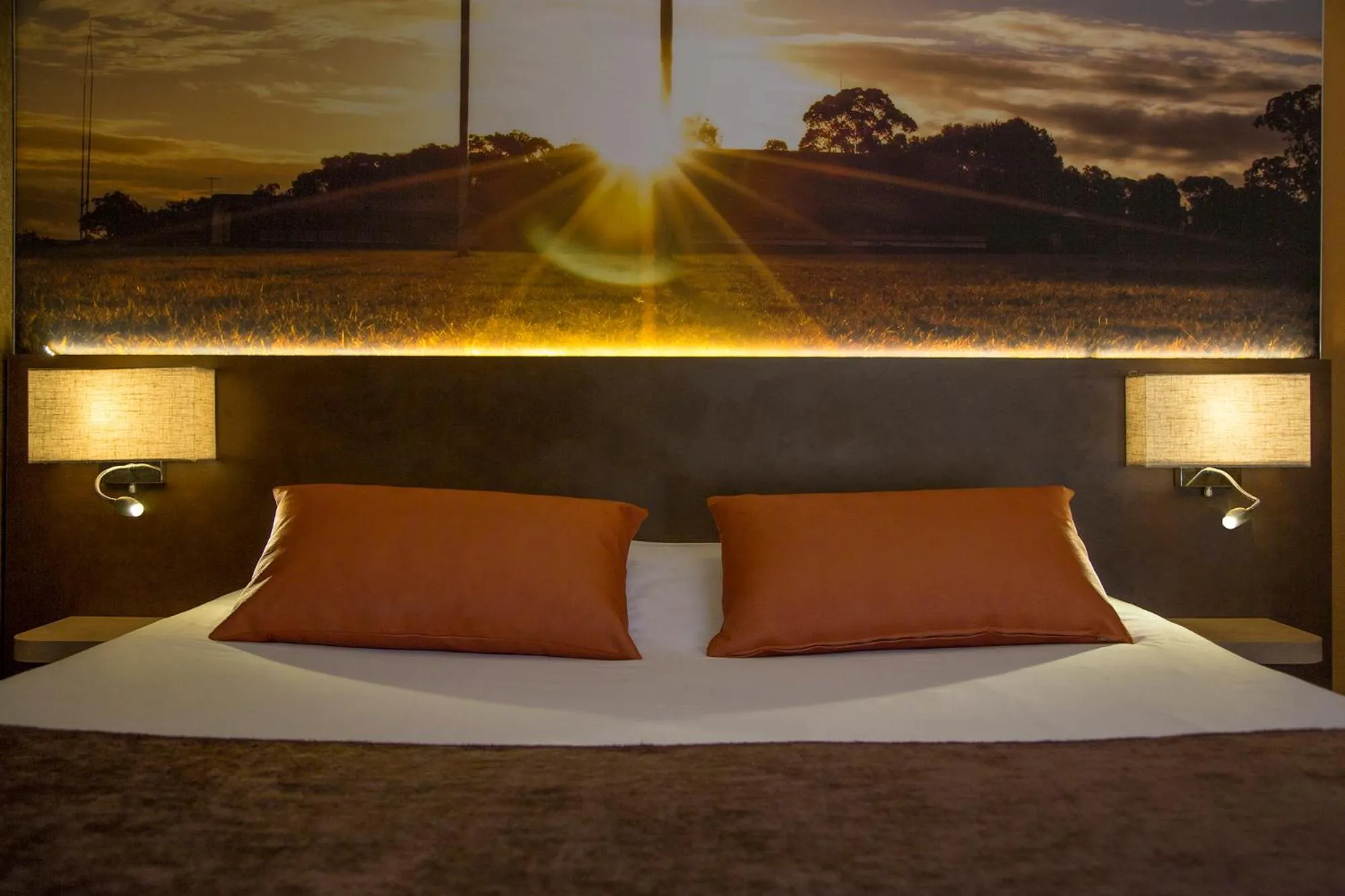 Bedroom, Bed in The Originals City, Hôtel Le Boeuf Rouge, Saint-Junien