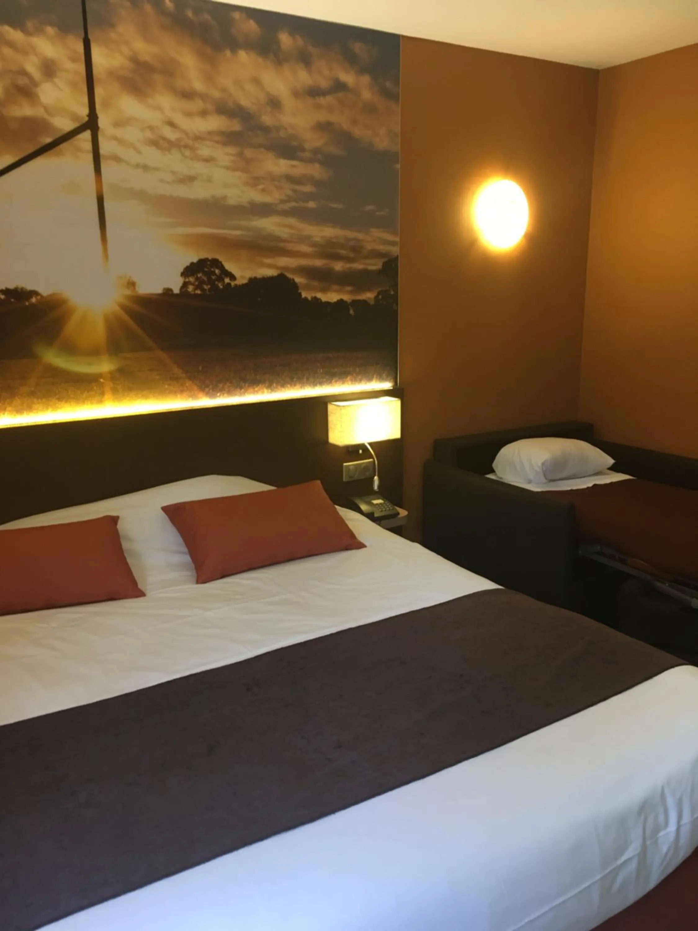 Bedroom, Bed in The Originals City, Hôtel Le Boeuf Rouge, Saint-Junien