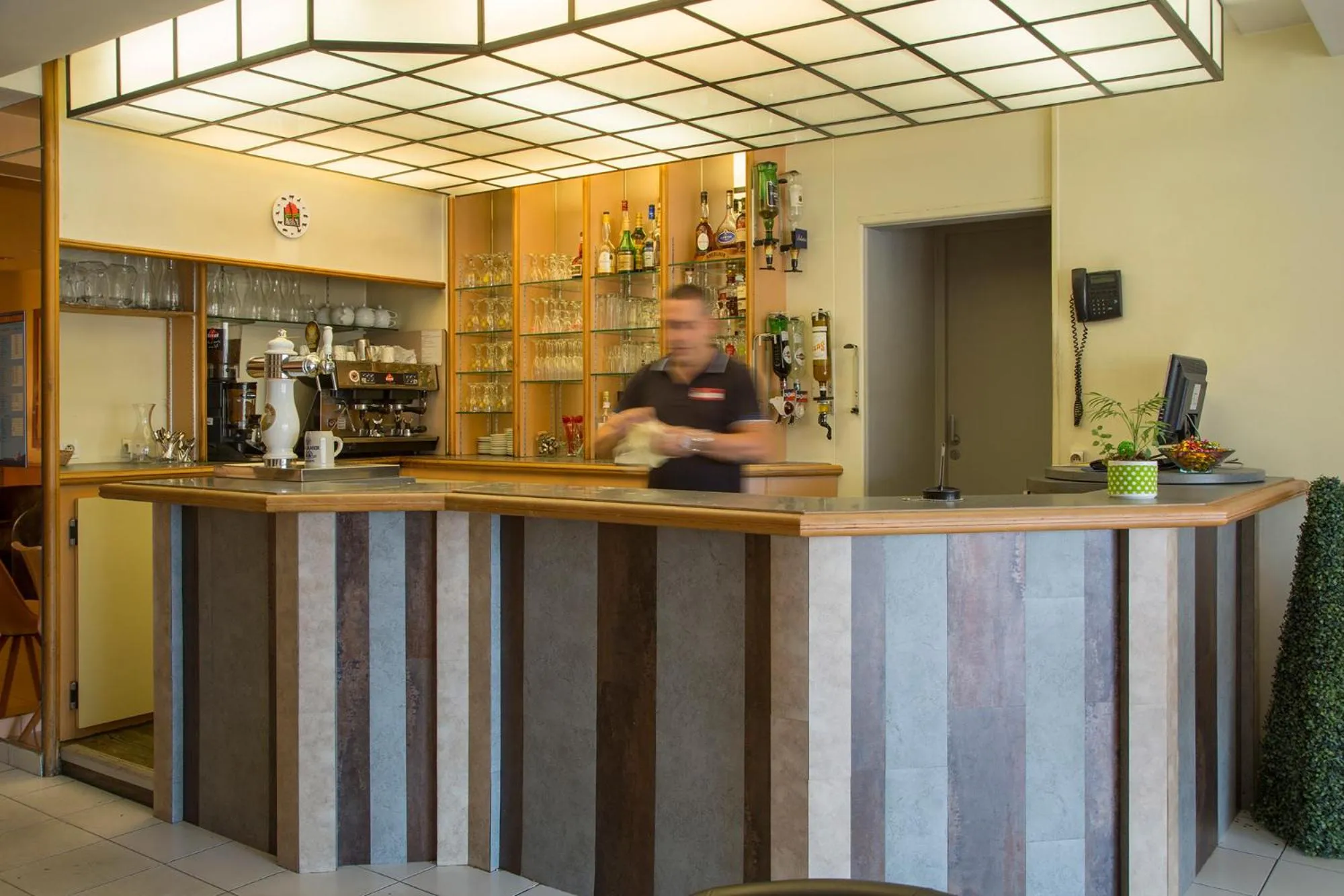 Lounge or bar in The Originals City, Hôtel Le Boeuf Rouge, Saint-Junien