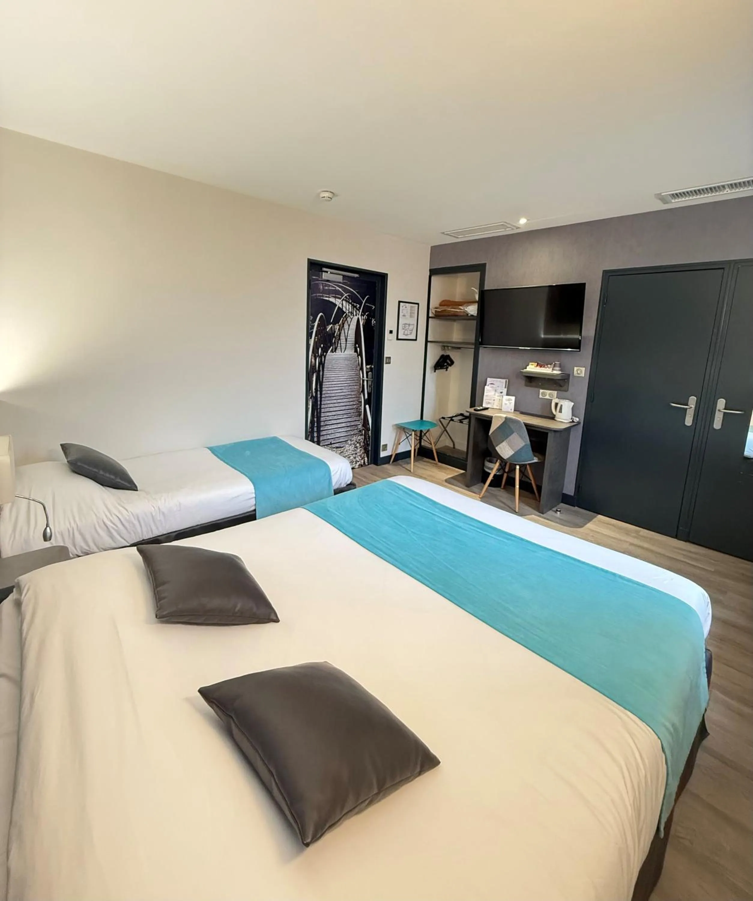 Bedroom, Bed in The Originals City, Hôtel Le Boeuf Rouge, Saint-Junien