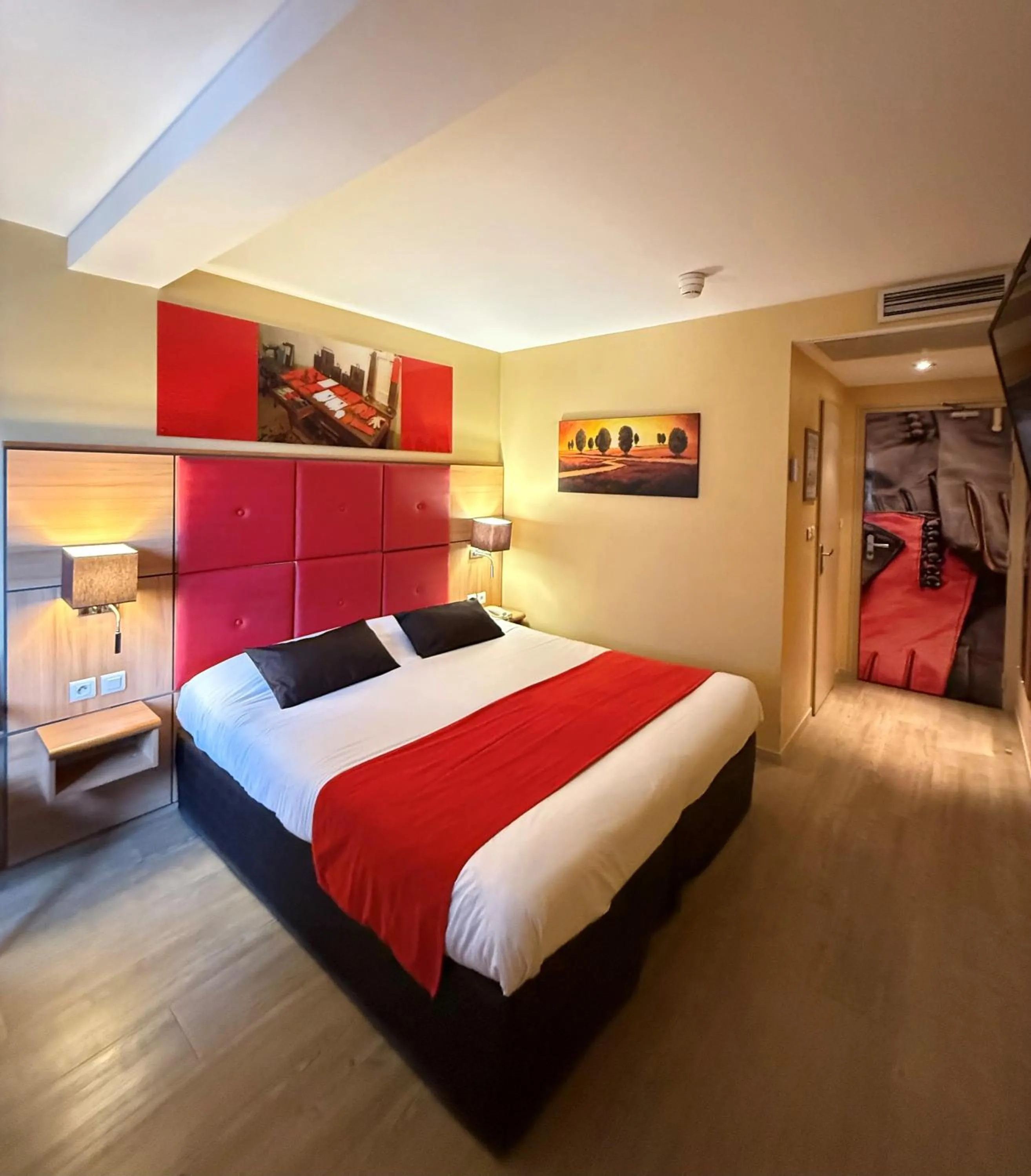 Bedroom, Bed in The Originals City, Hôtel Le Boeuf Rouge, Saint-Junien