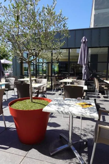 Patio in The Originals City, Hôtel Hélios, Roanne Nord