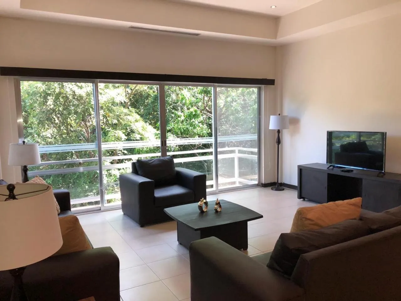 Communal lounge/ TV room in San Pedro Hotel, 5ta Avenida