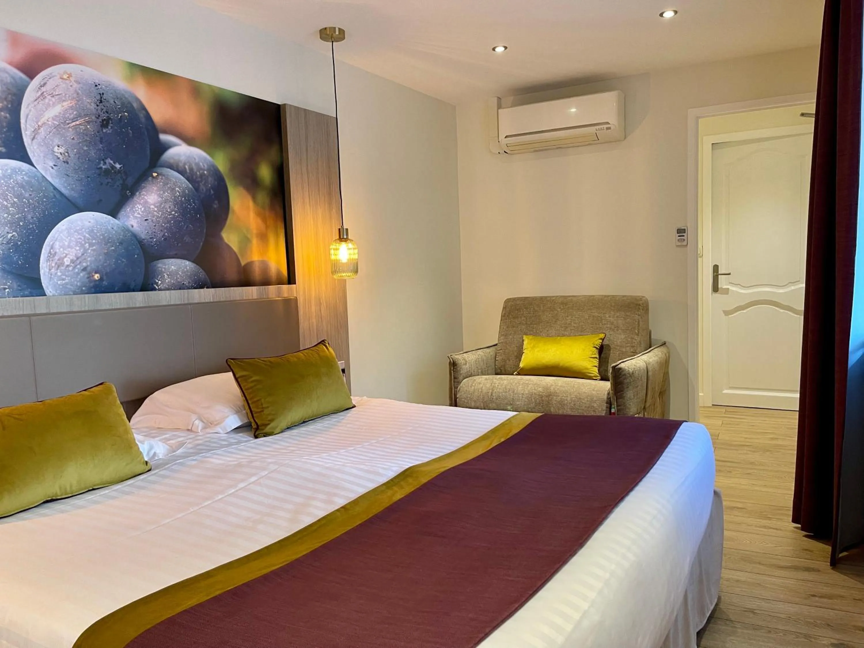 Bed in Best Western Hôtel De France