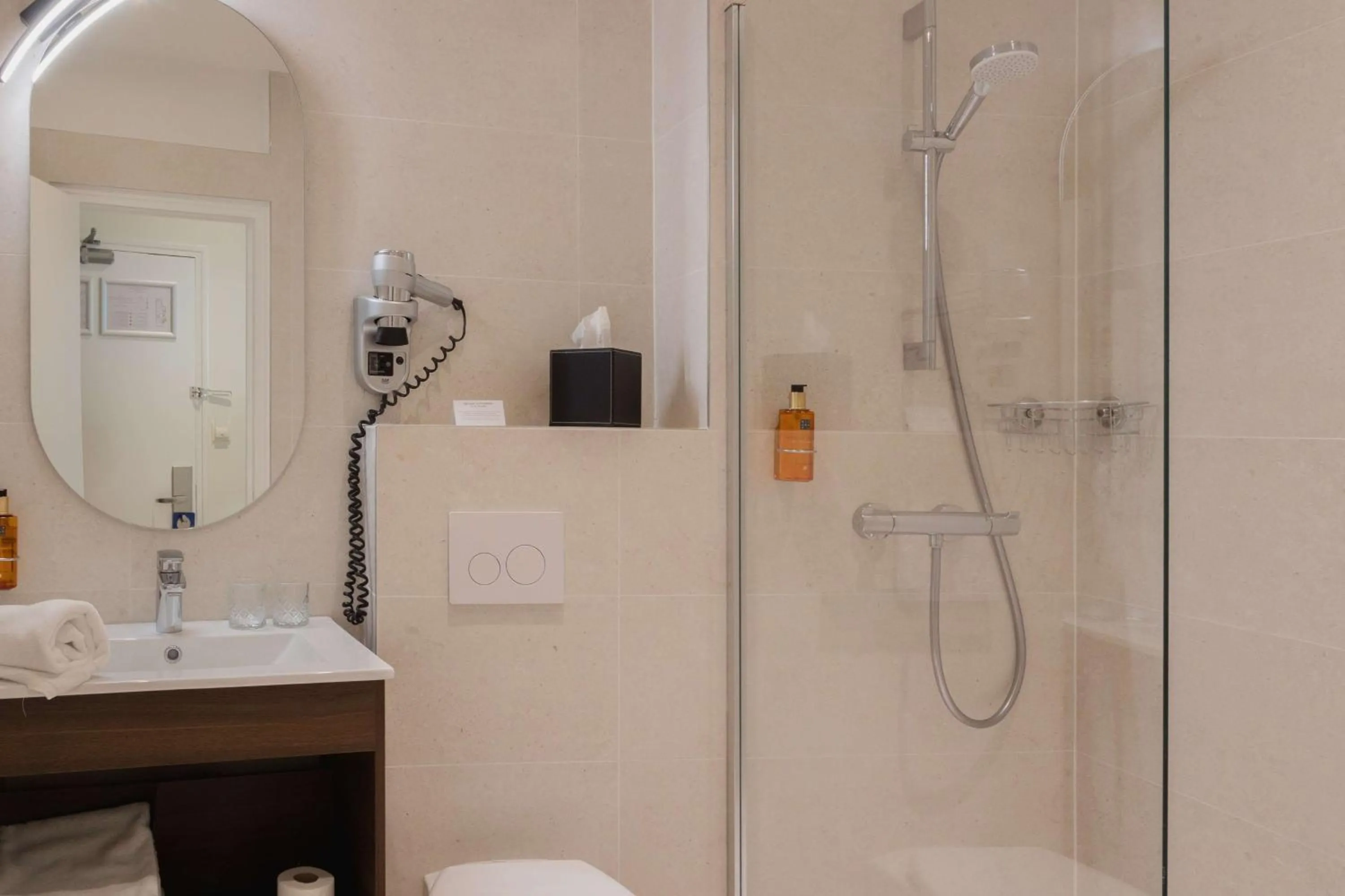 Bathroom in Best Western Hôtel De France