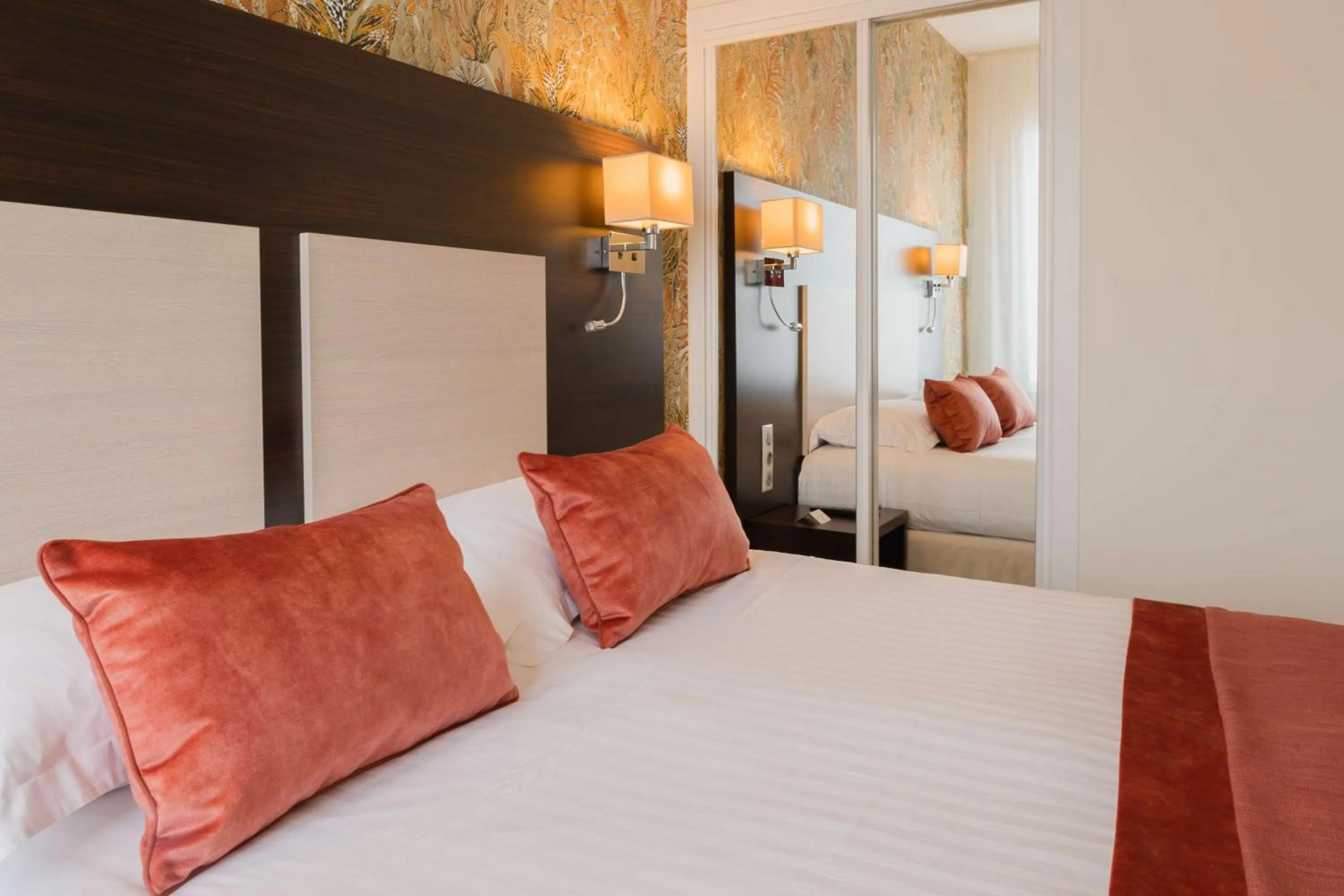 Bedroom, Bed in Best Western Hôtel De France