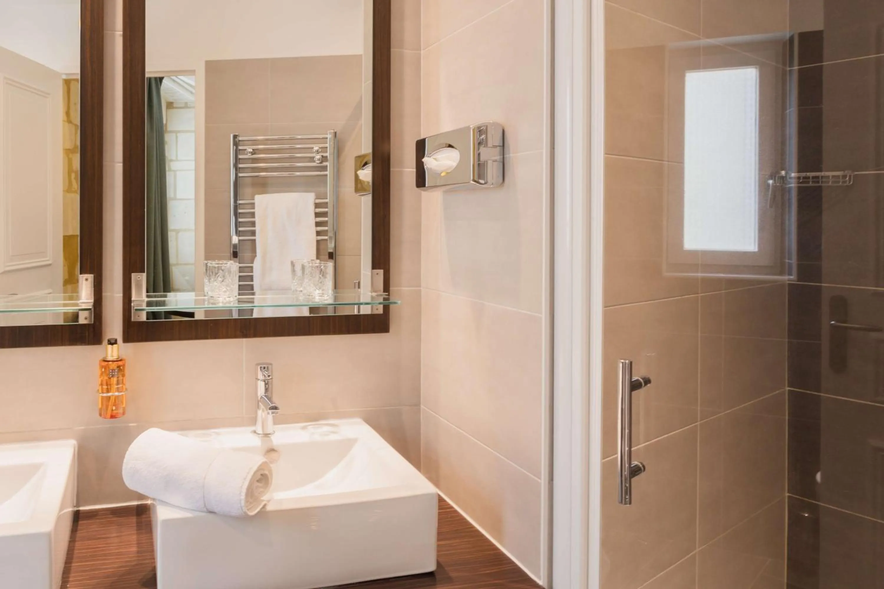 Bathroom in Best Western Hôtel De France