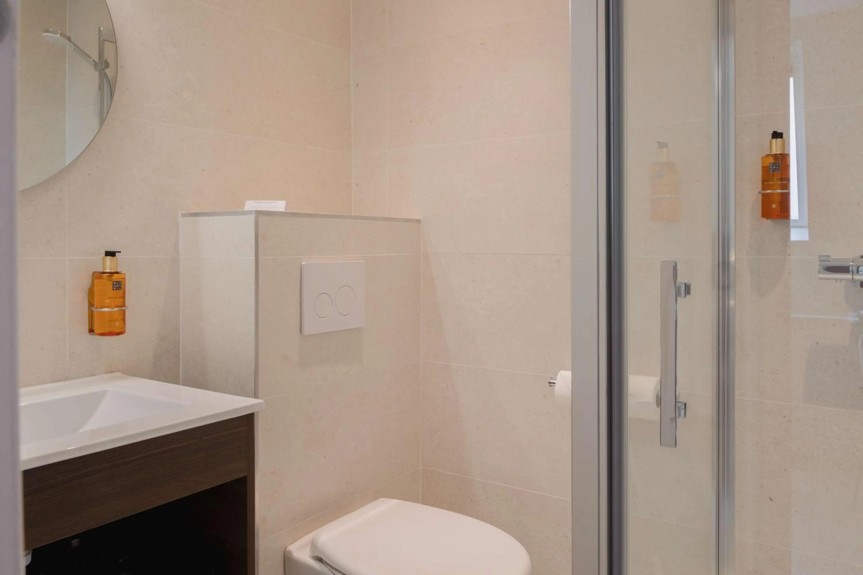 Bathroom in Best Western Hôtel De France