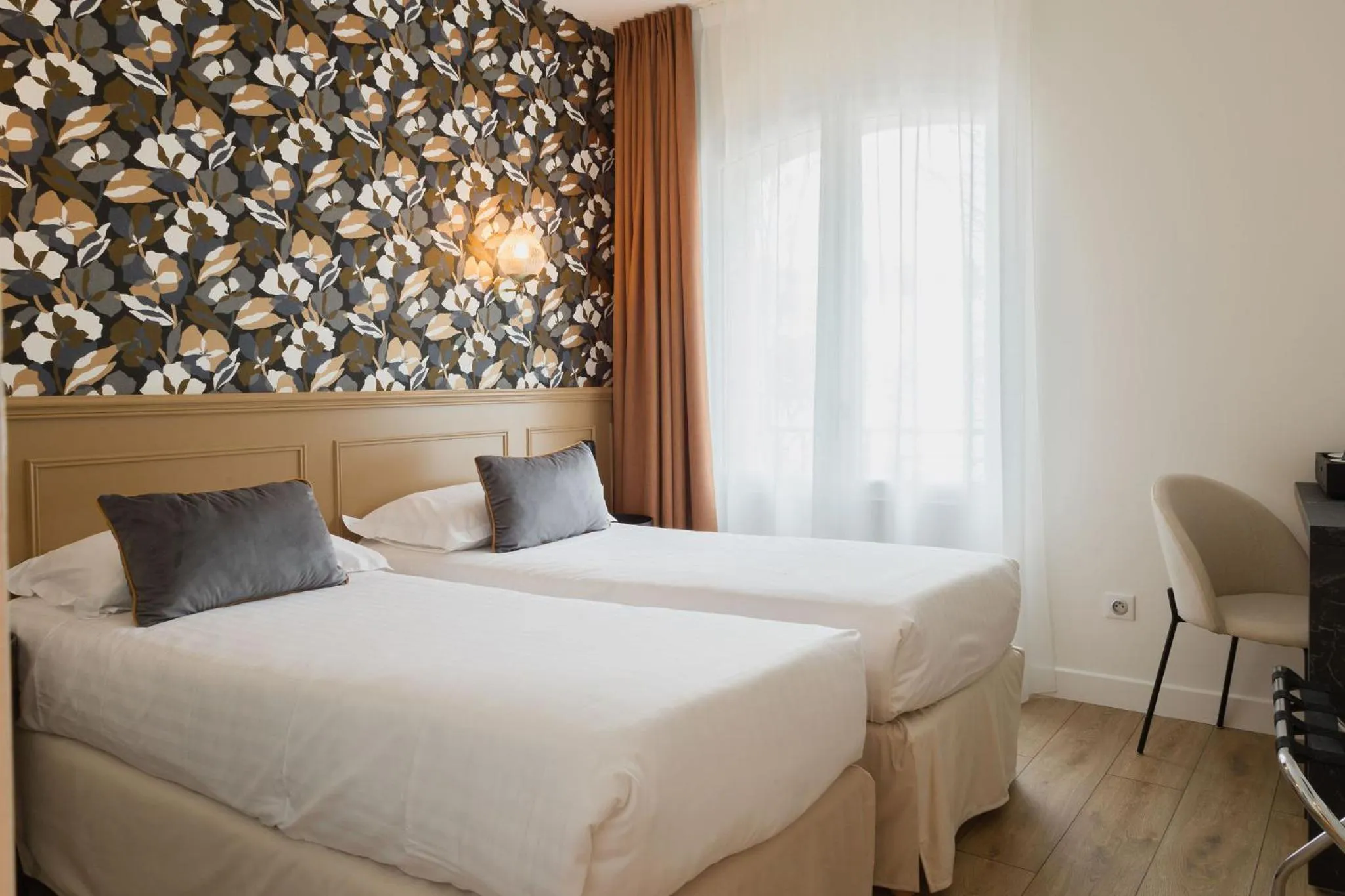 View (from property/room), Bed in Best Western Hôtel De France