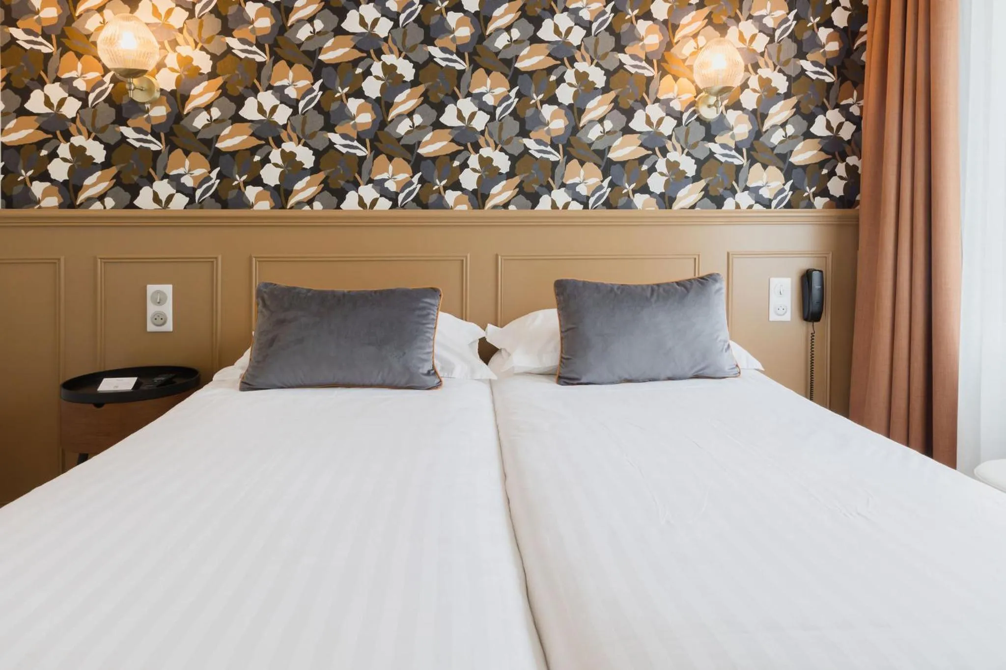 View (from property/room), Bed in Best Western Hôtel De France