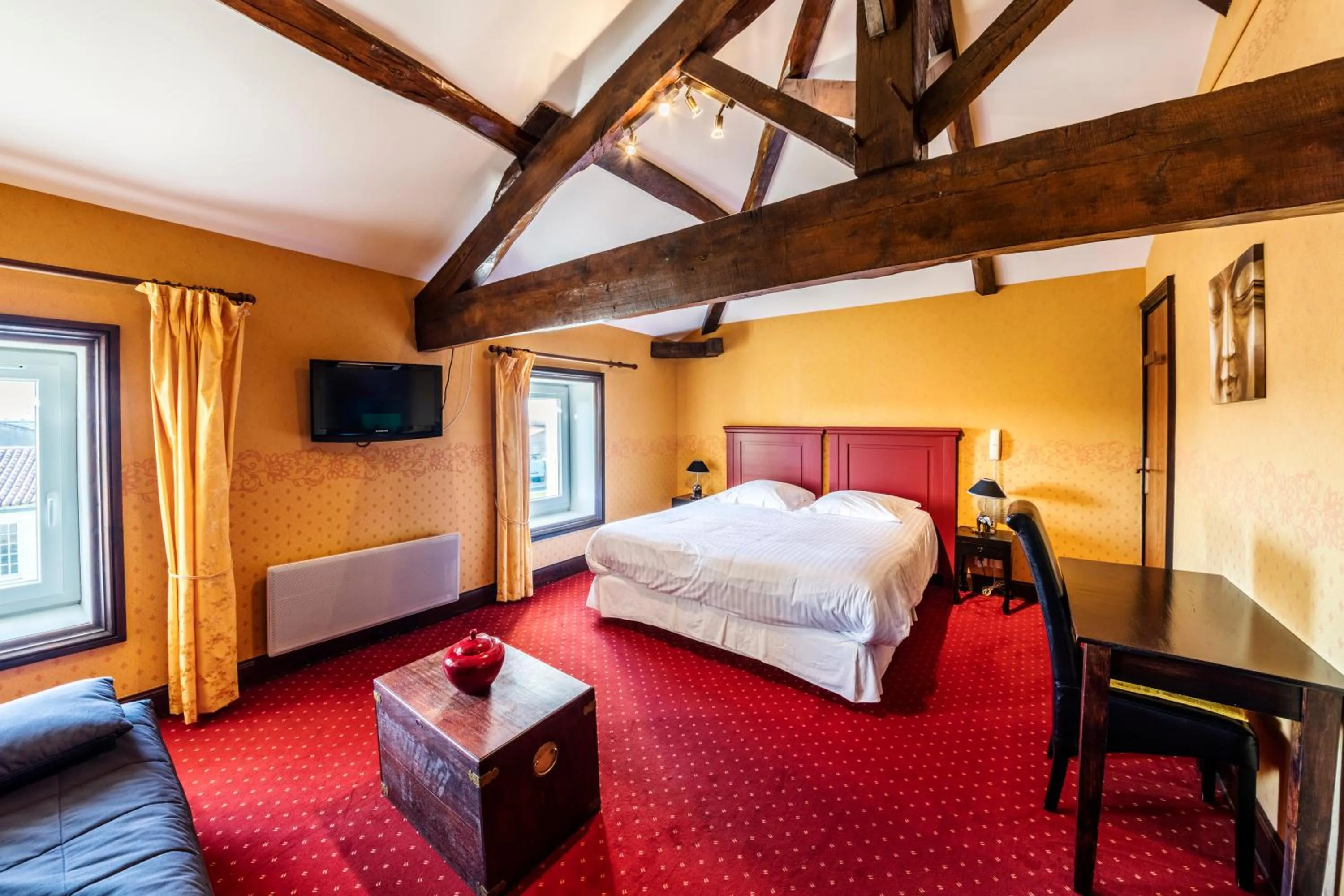 Bed in Logis Domaine du Prieuré