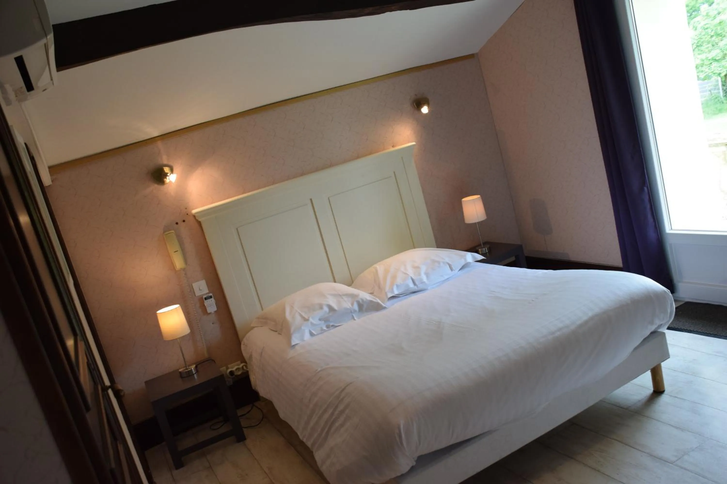 Bed in Logis Domaine du Prieuré