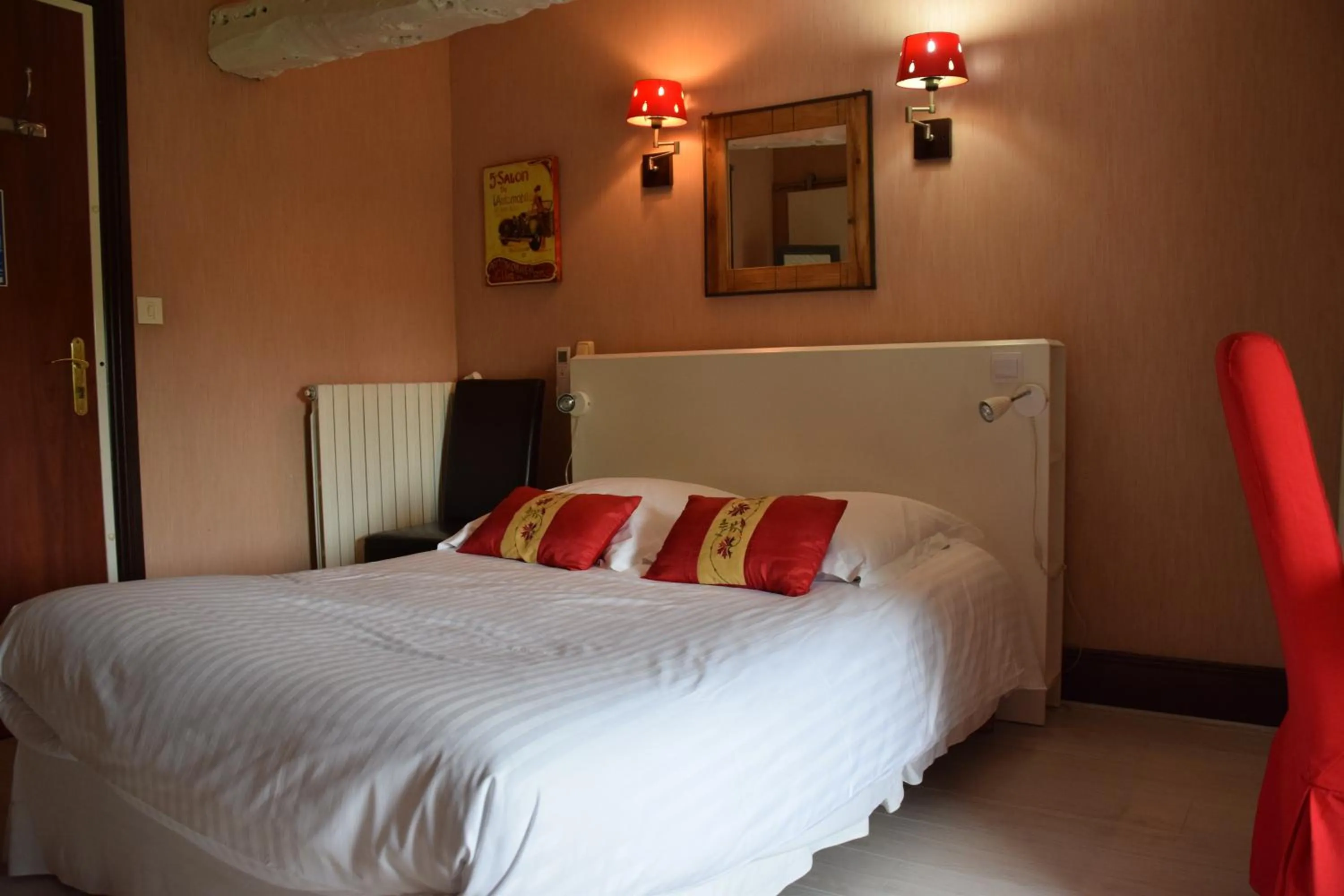 Bed in Logis Domaine du Prieuré