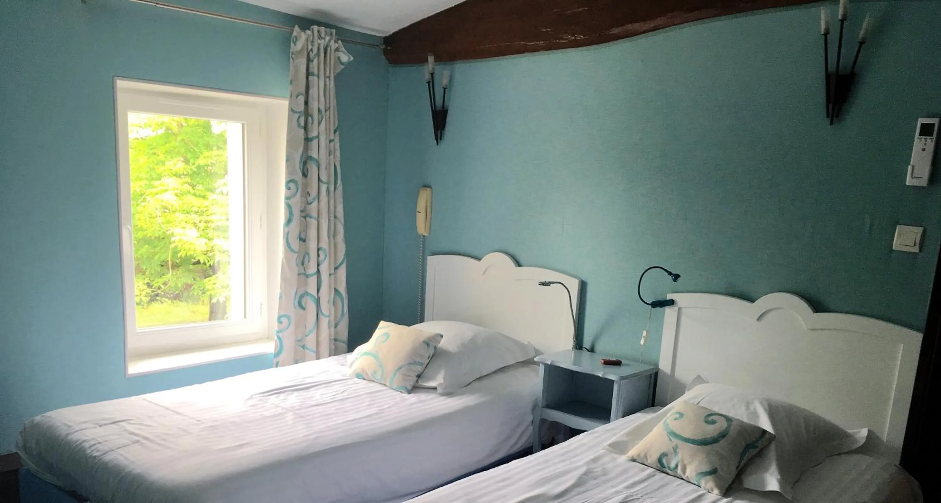 Bed in Logis Domaine du Prieuré