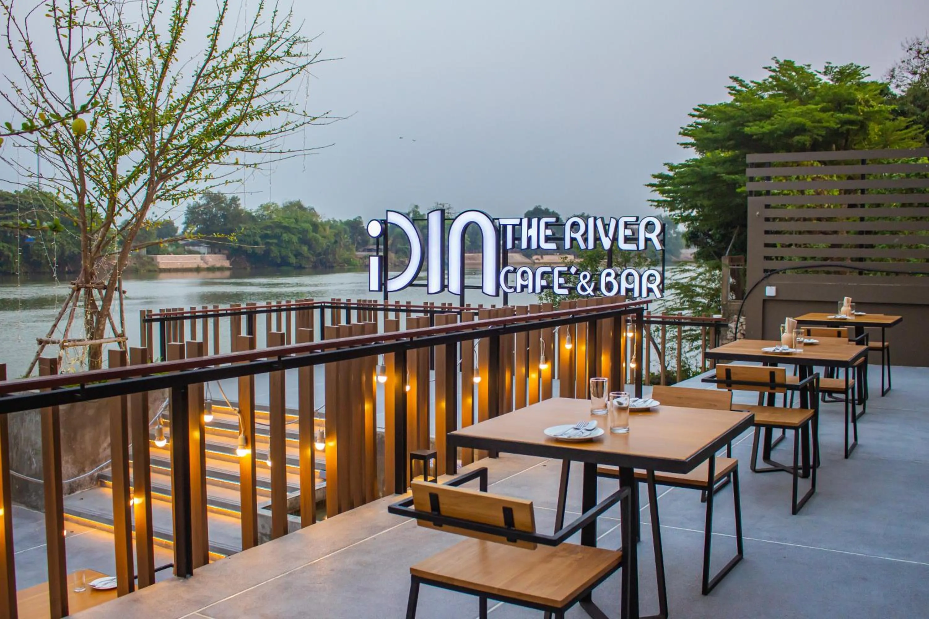 Restaurant/places to eat in Rachabhura Hotel