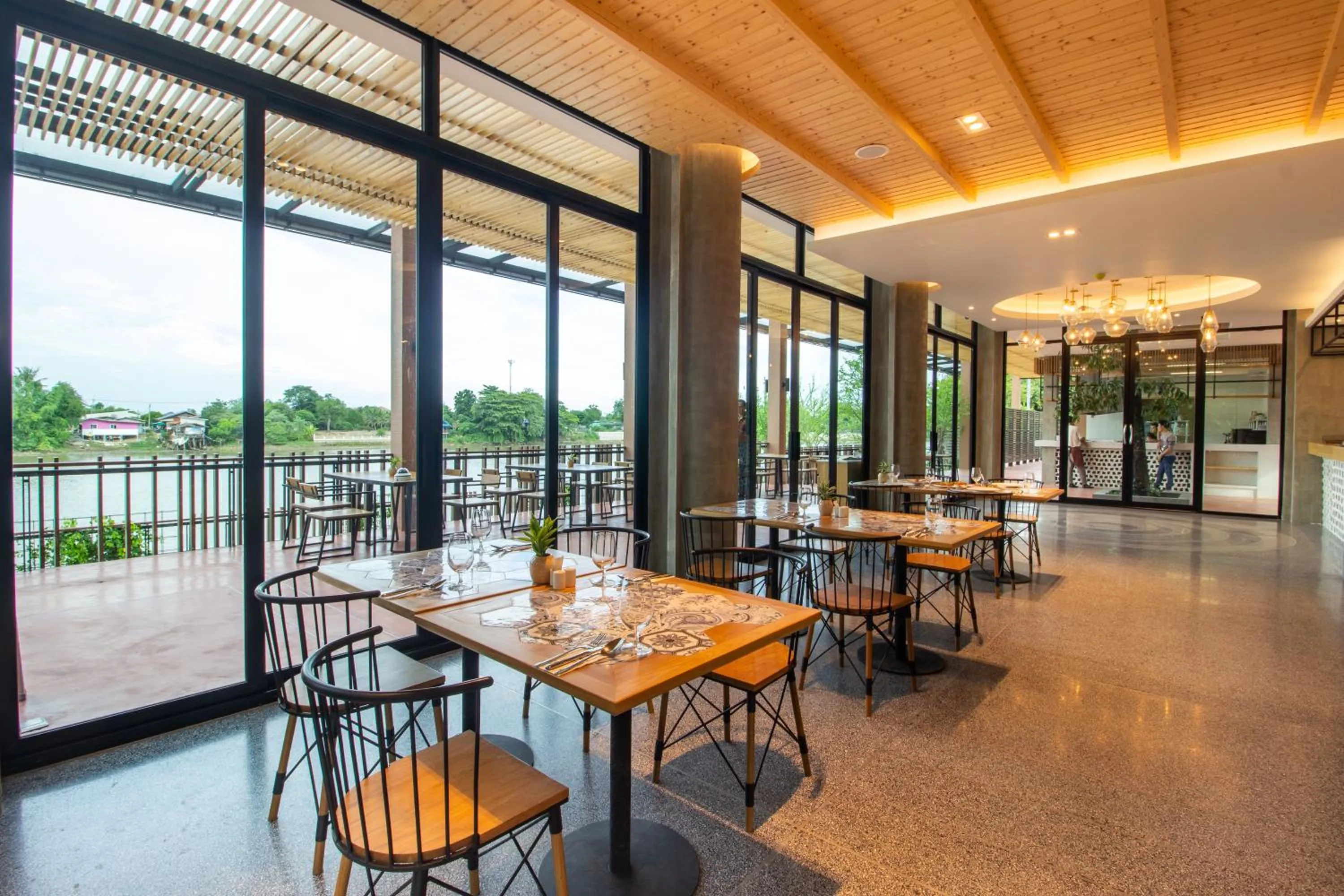 Restaurant/places to eat in Rachabhura Hotel