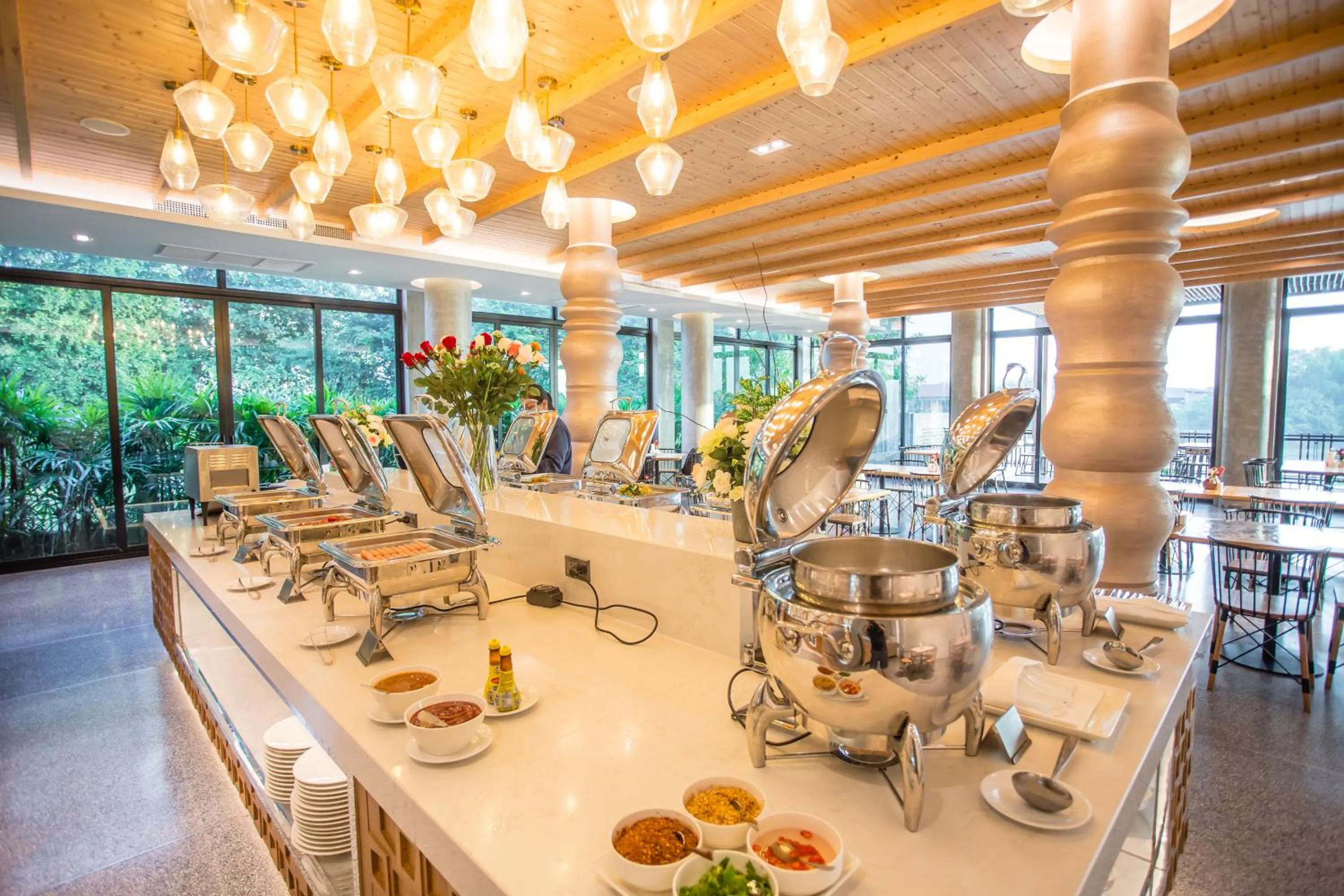 Restaurant/places to eat in Rachabhura Hotel