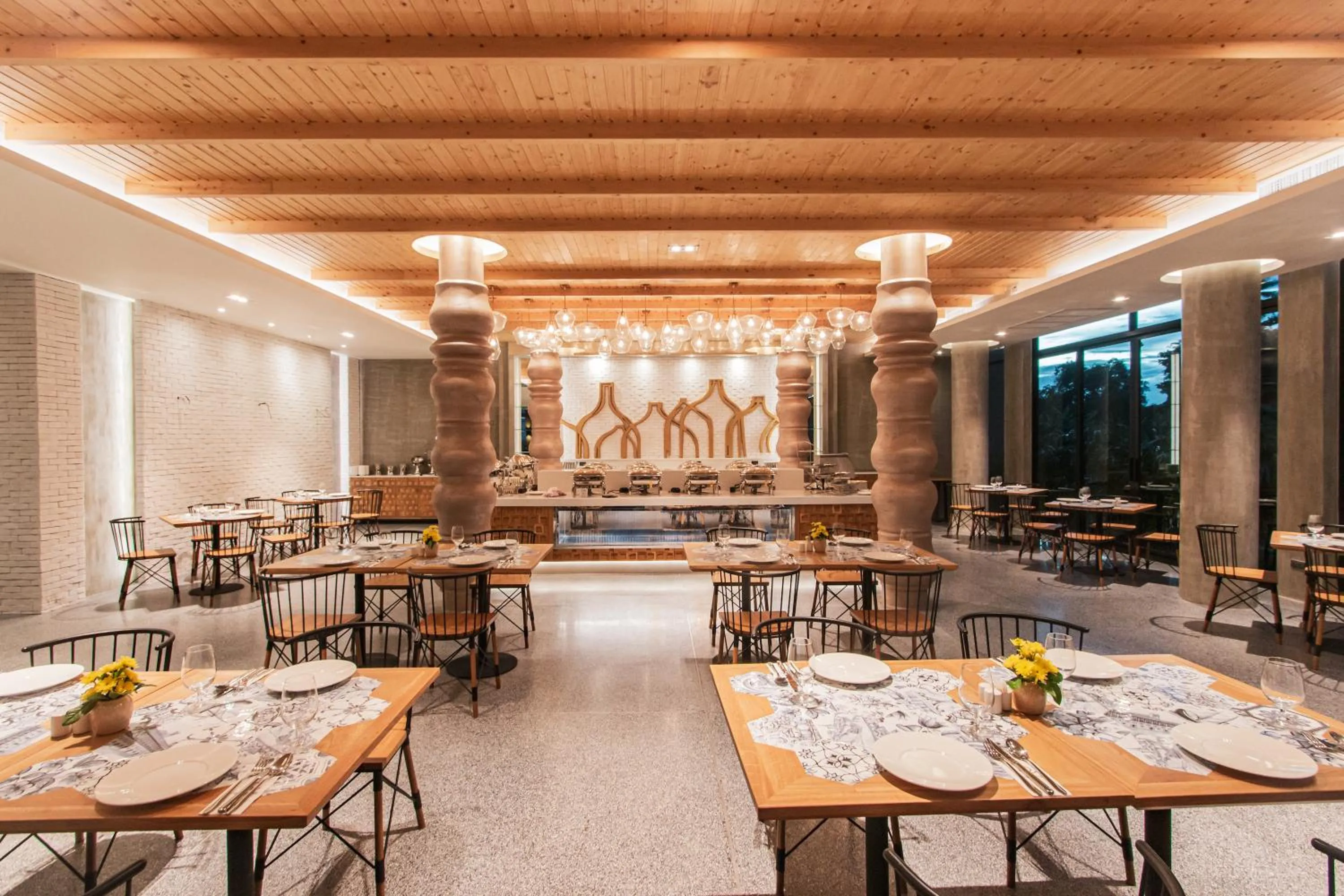 Restaurant/places to eat in Rachabhura Hotel