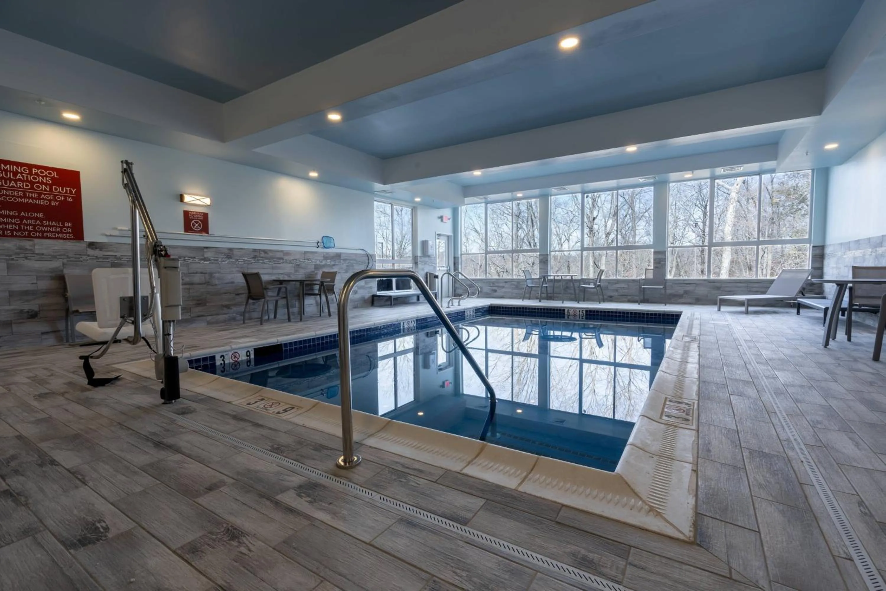 Swimming pool in TownePlace Suites by Marriott Clinton