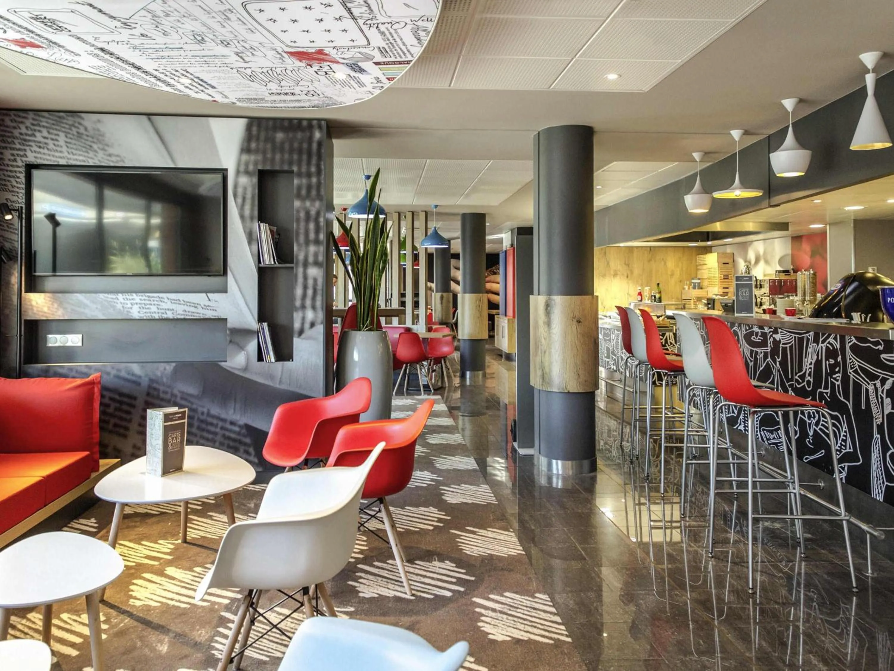 Lounge or bar in ibis Cannes Mandelieu