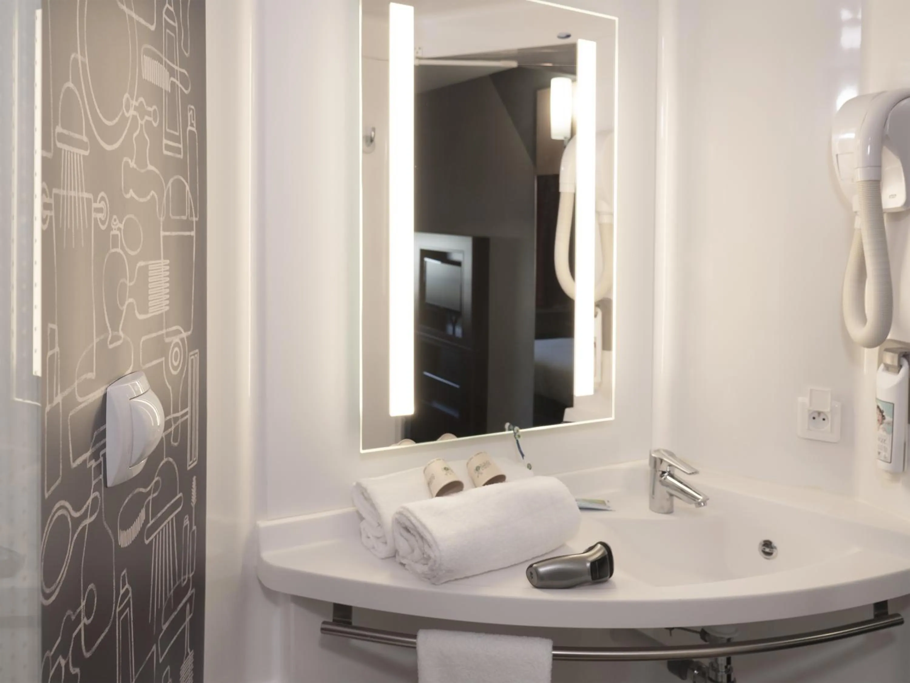 Shower in ibis Cannes Mandelieu